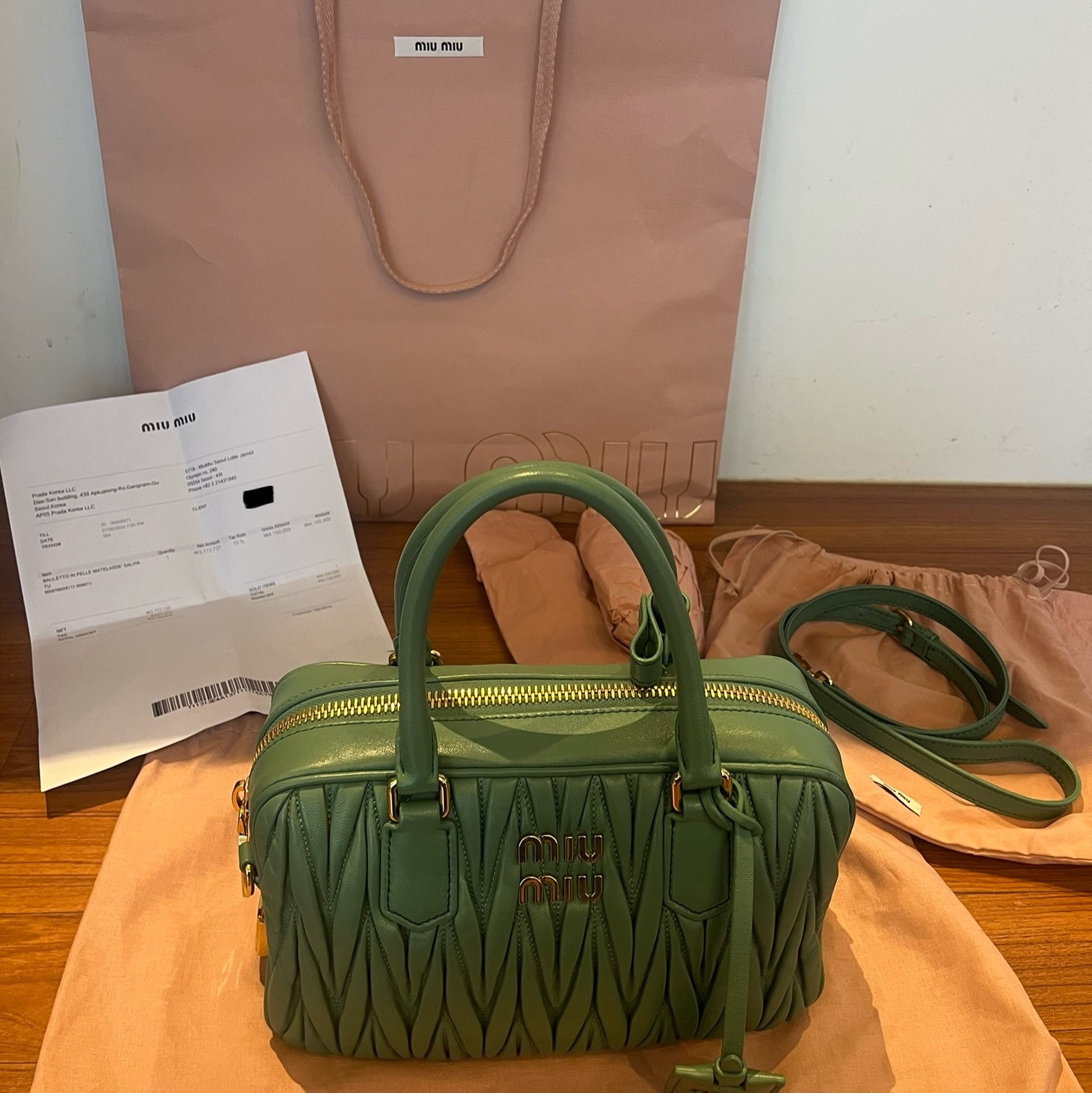 Miu Miu Matelasse Nappa Leather Top Handle Bag Sage Green 착용 스타일 - 7