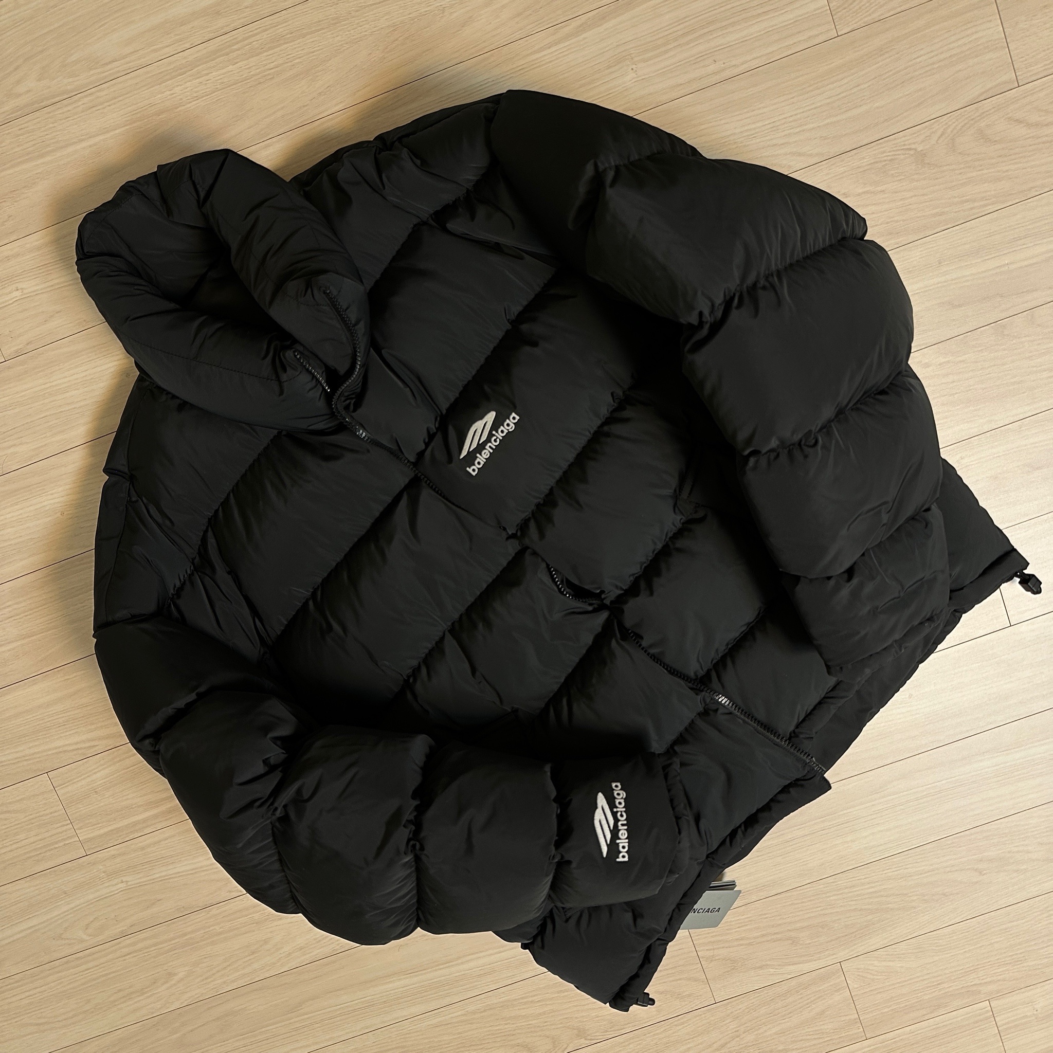 Balenciaga Logo Reversible Puffer Down Jacket Black 착용 스타일 - 1