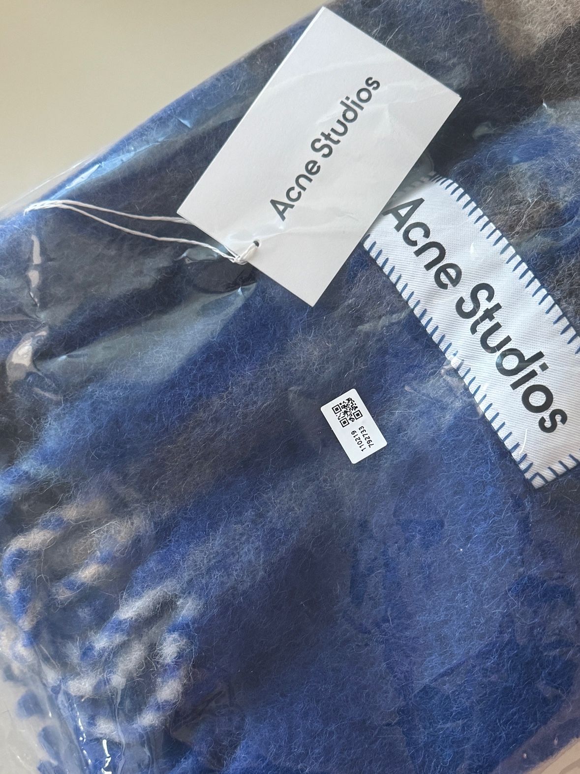 Acne Studios Mohair Tartan Muffler Electric Blue Beige 착용 스타일
