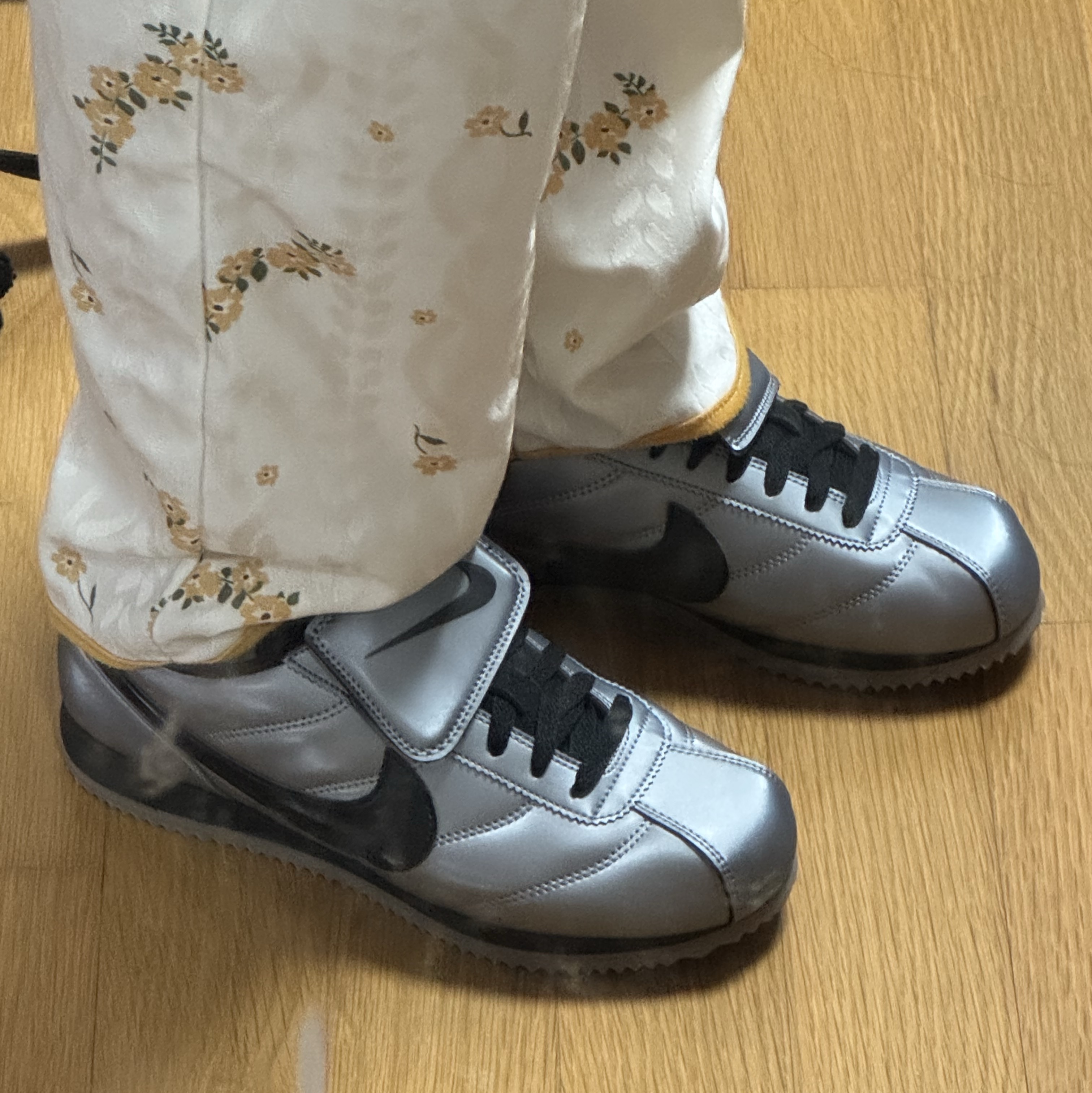Nike Cortez Leather SE Metallic Cool Grey Black 착용 스타일 - 5