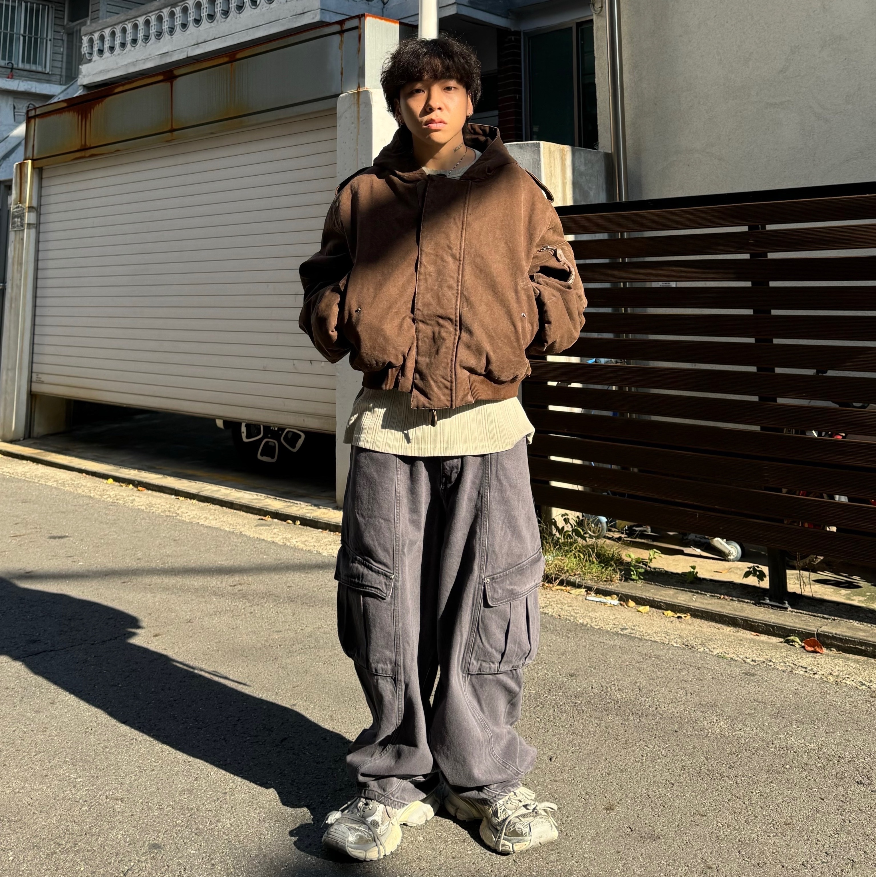 [KREAM 단독] Ballute Curved Cargo Cutting Line Pants 착용 스타일 - 1