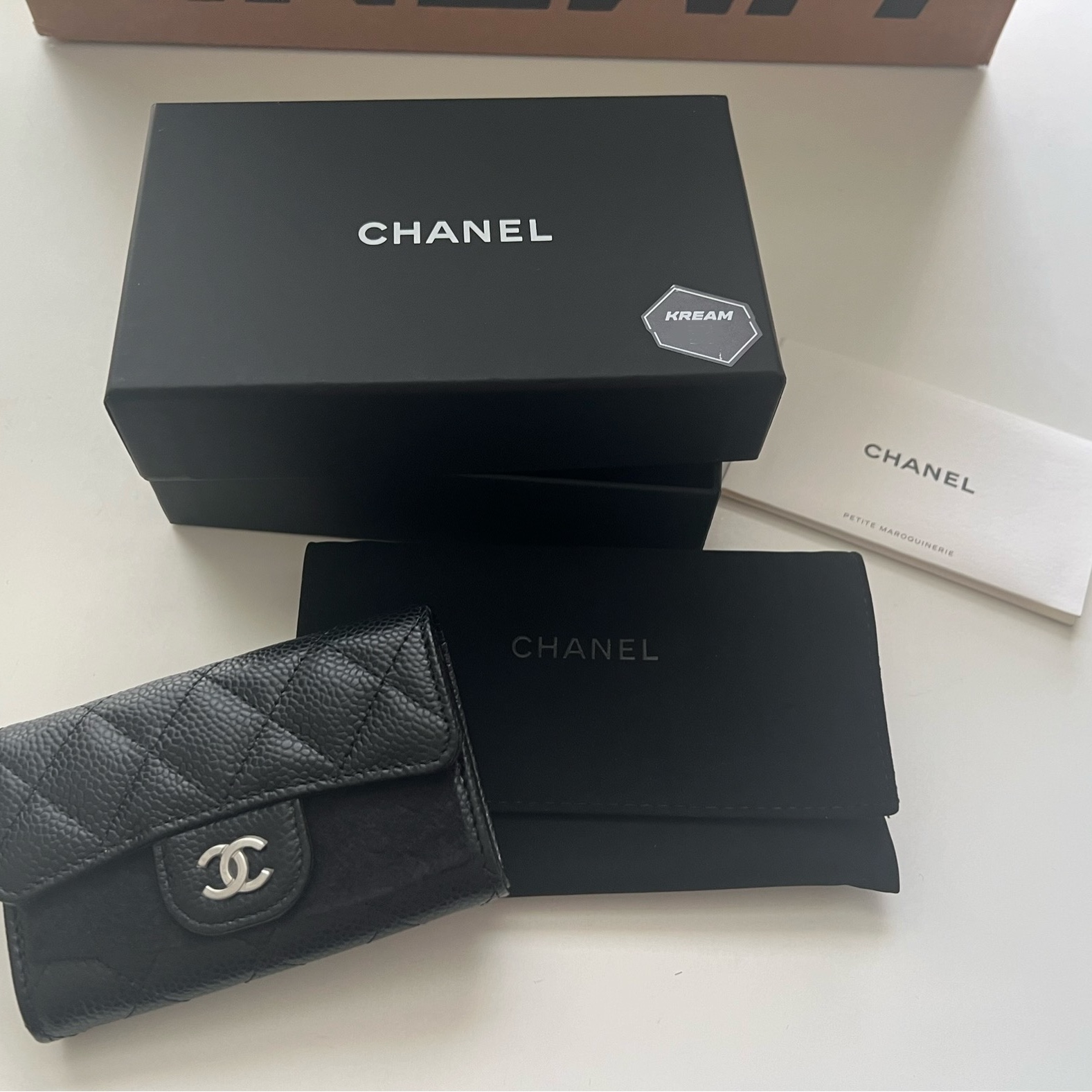 Chanel Classic Card Holder Grained Calfskin & Silver Black 착용 스타일