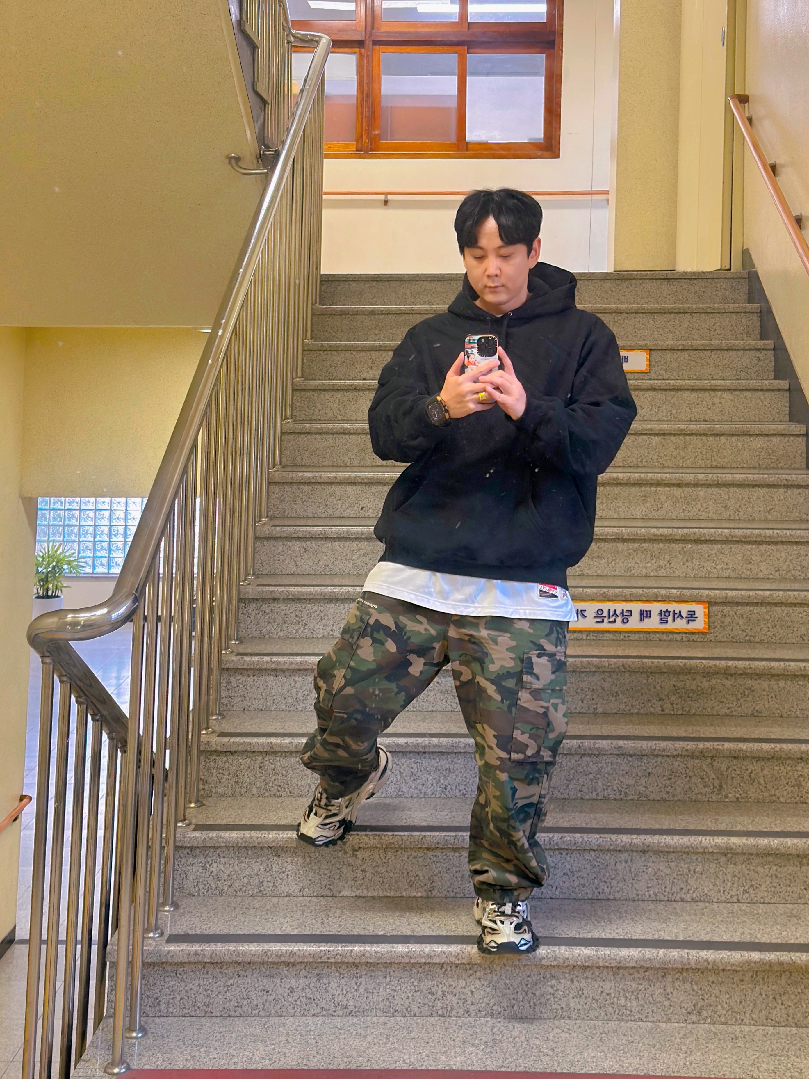 Supreme Satin Applique Hooded Sweatshirt Black - 24FW 착용 스타일 - 1
