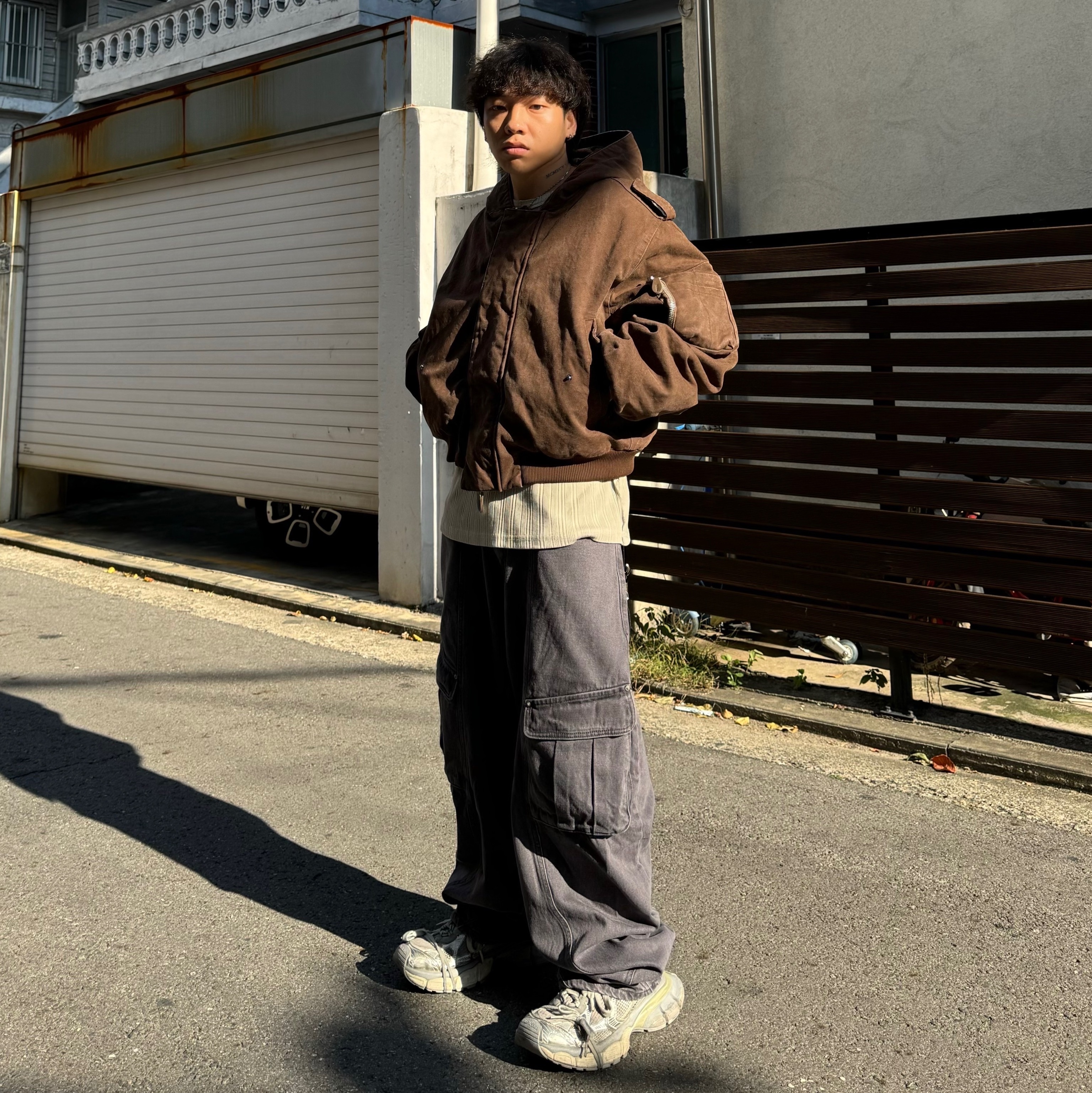 [KREAM 단독] Ballute Curved Cargo Cutting Line Pants 착용 스타일 - 2