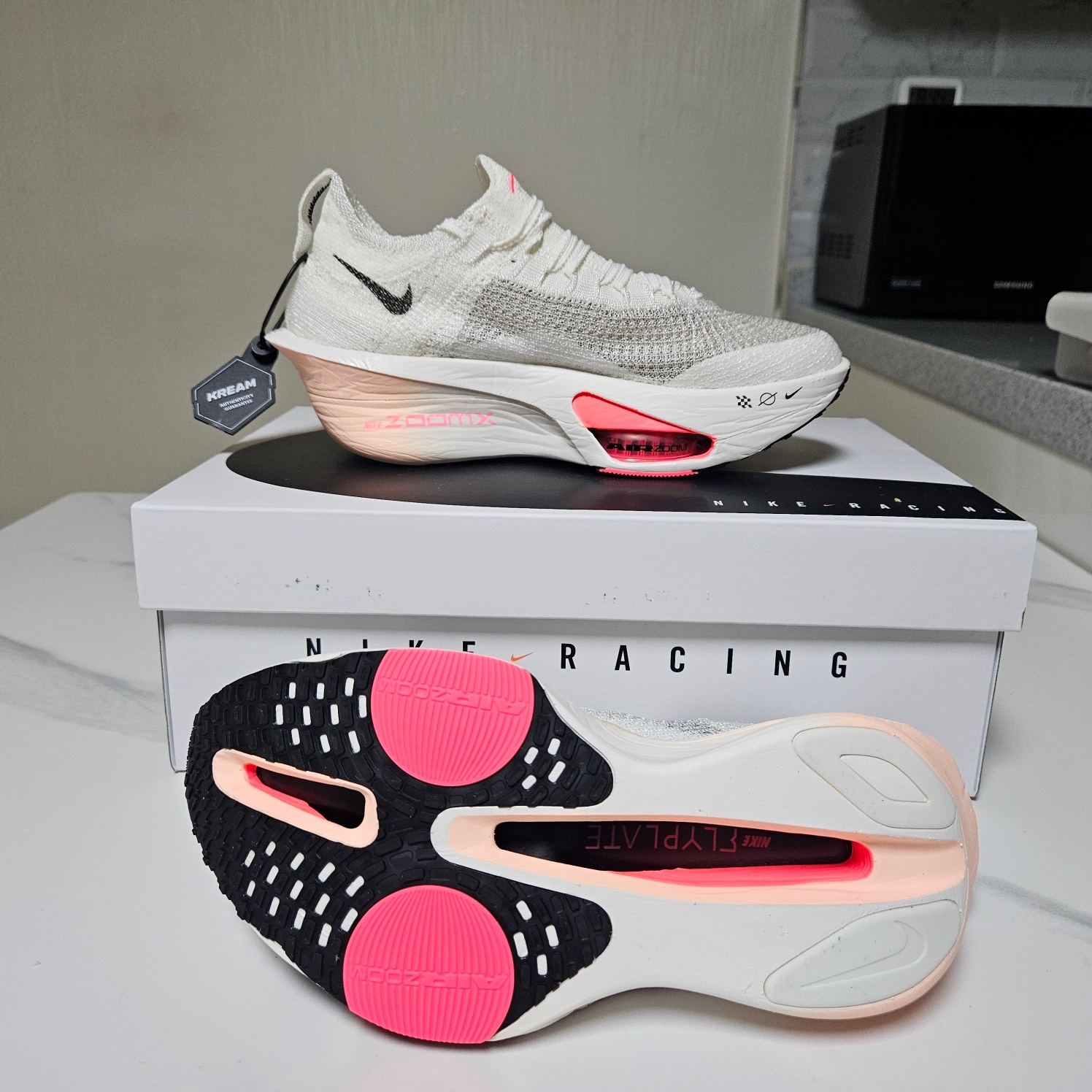 (W) Nike Air Zoom Alphafly Next% 3 Sail Crimson Tint 착용 스타일 - 2