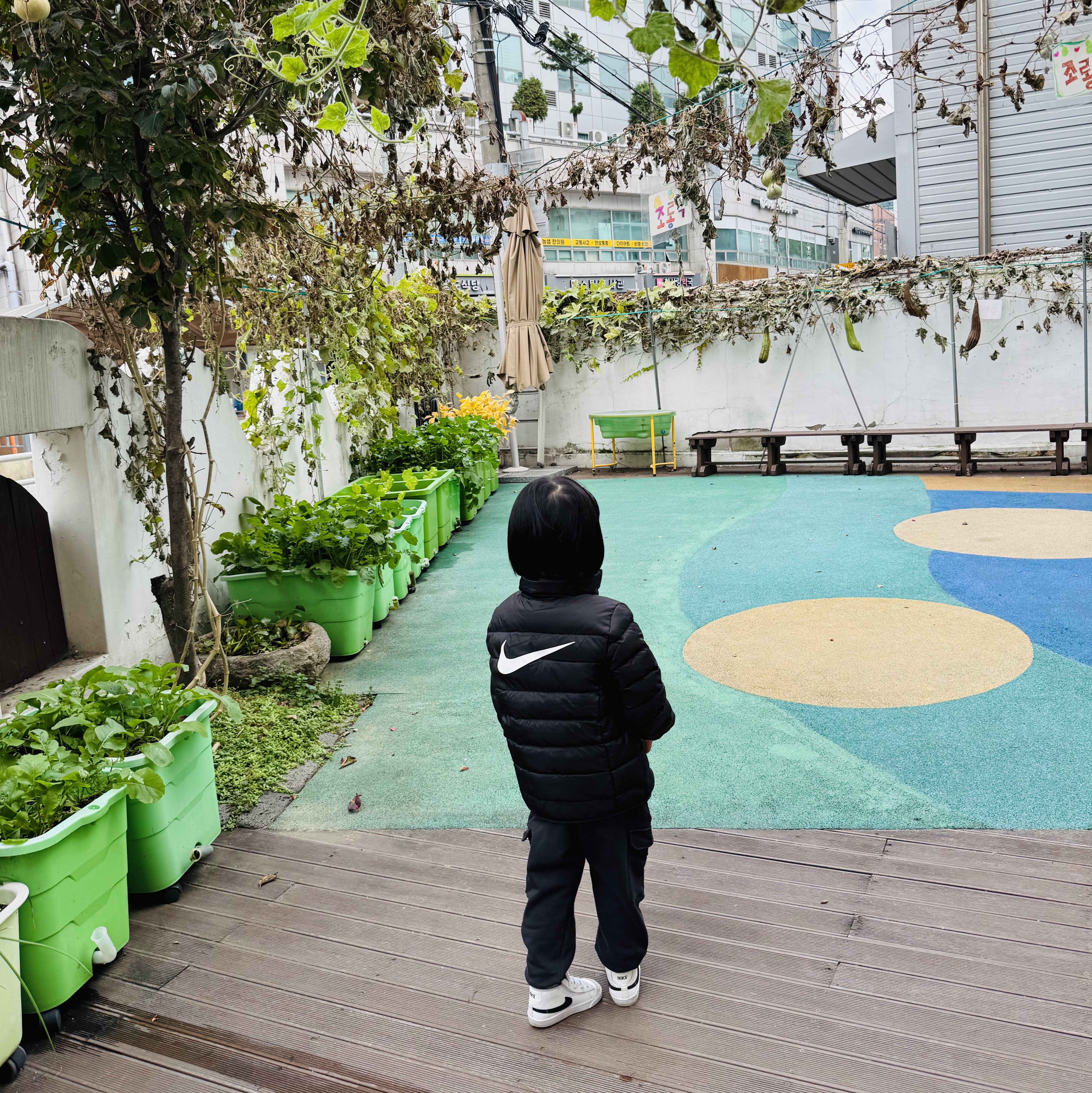 (TD) Nike Blazer Mid '77 White Black, (Kids) Uniqlo UT x Kaws Long Sleeve Sweatshirt Black 착용 스타일 - 4