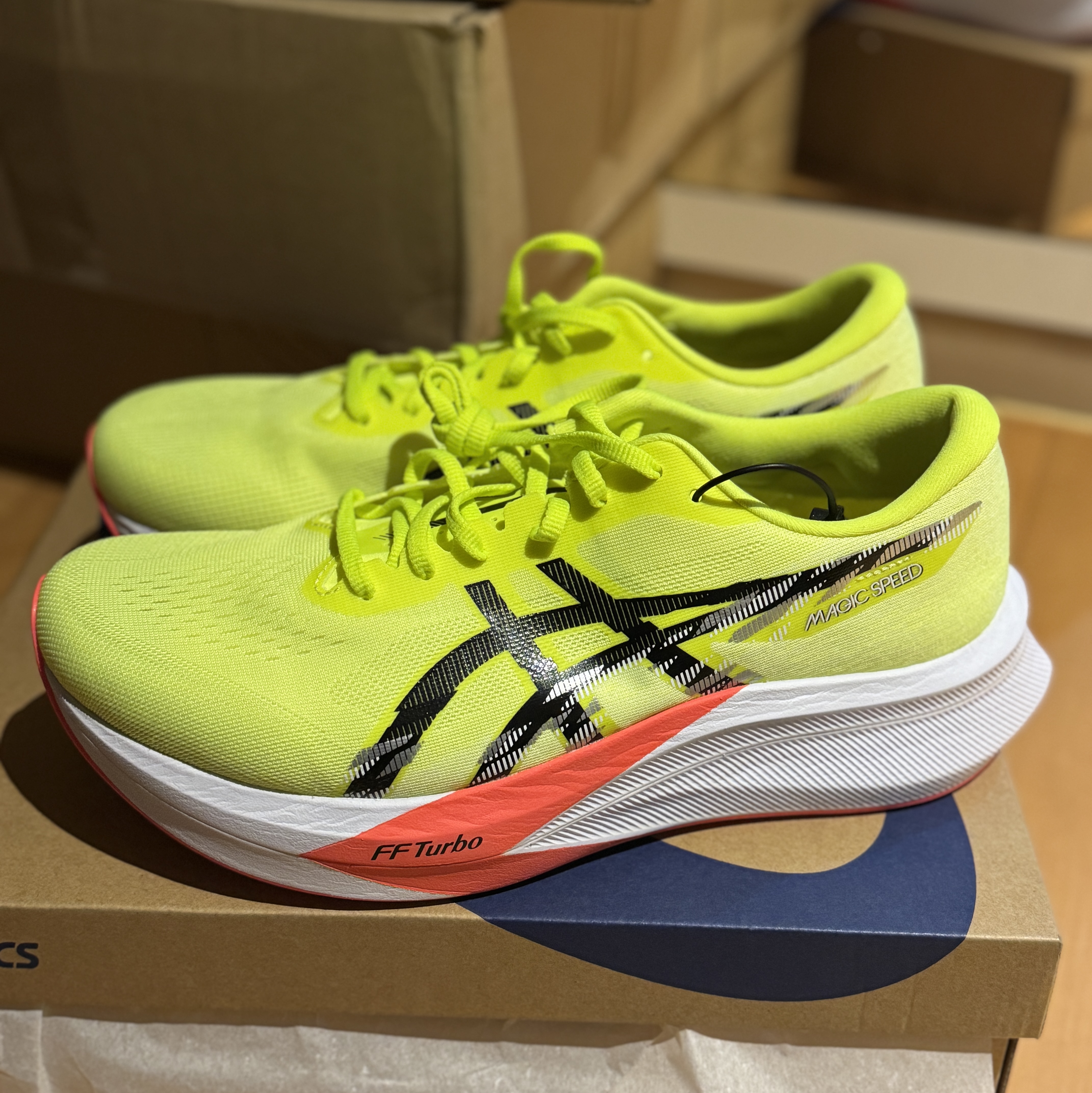 Asics Magic Speed 4 Safety Yellow Black - 2E Wide 착용 스타일