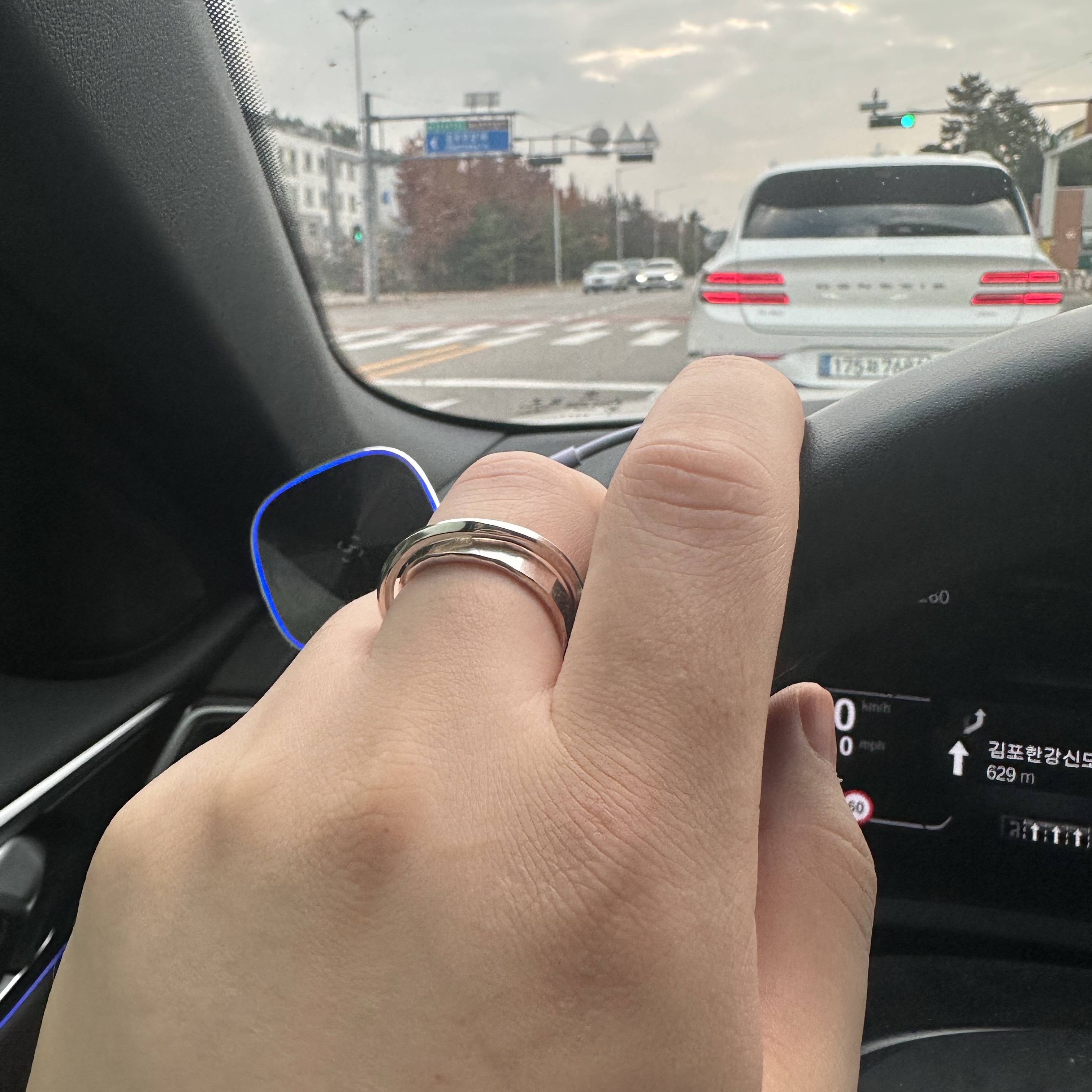 Werkstatt:Munchen Ring Flat Crossed Sterling Silver - 24SS 착용 스타일