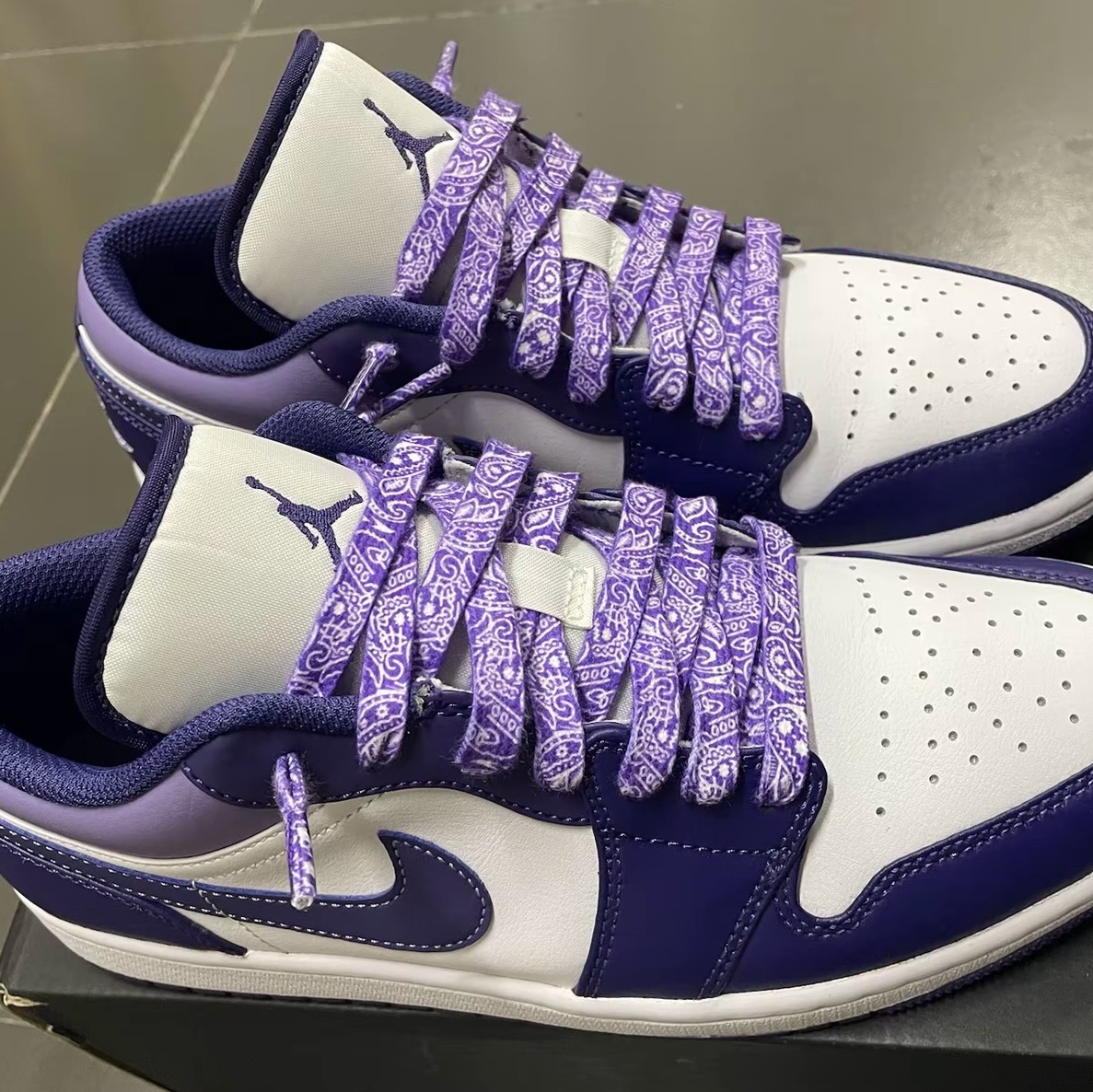 Jordan 1 Low Sky J Purple White 착용 스타일 - 2