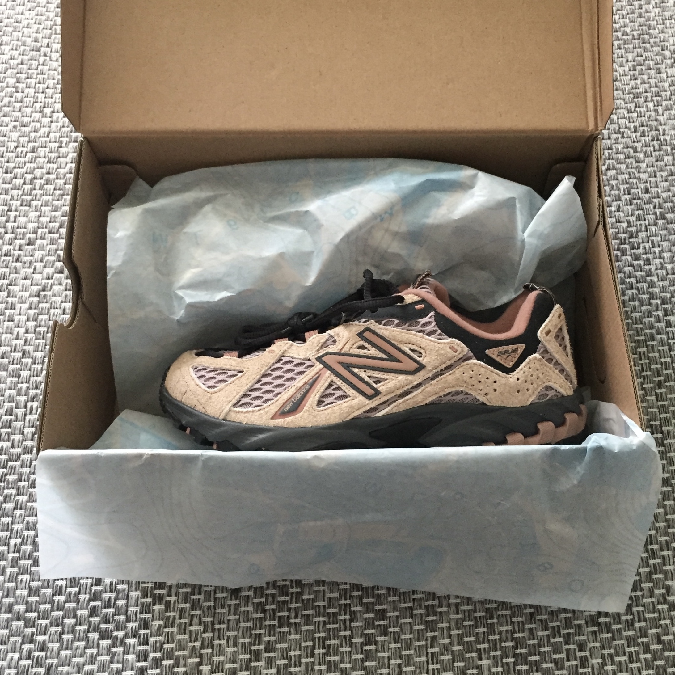 New Balance ML610 Flat Taupe Ice Wine 착용 스타일