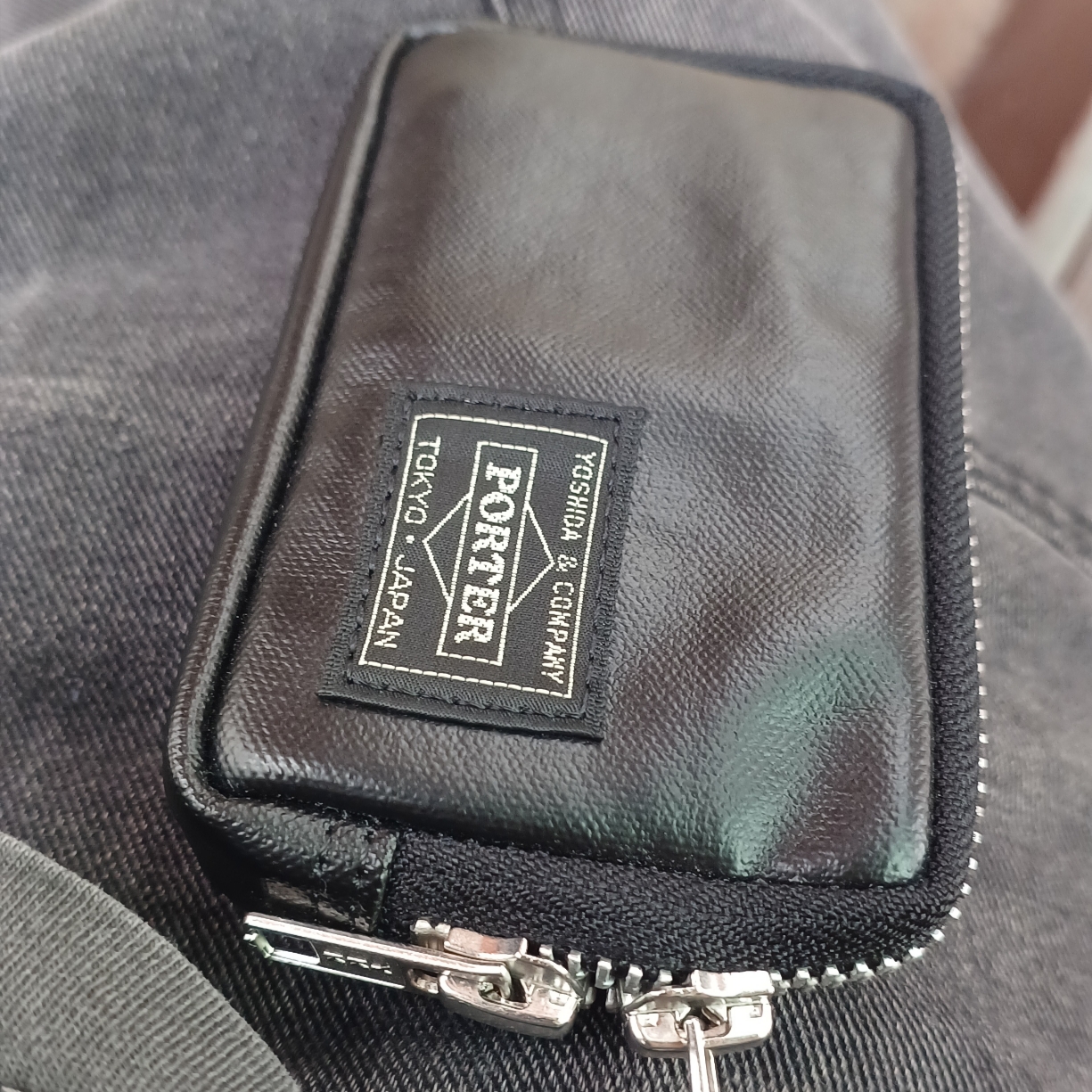 Porter Freestyle Multi Coin Case Black 착용 스타일