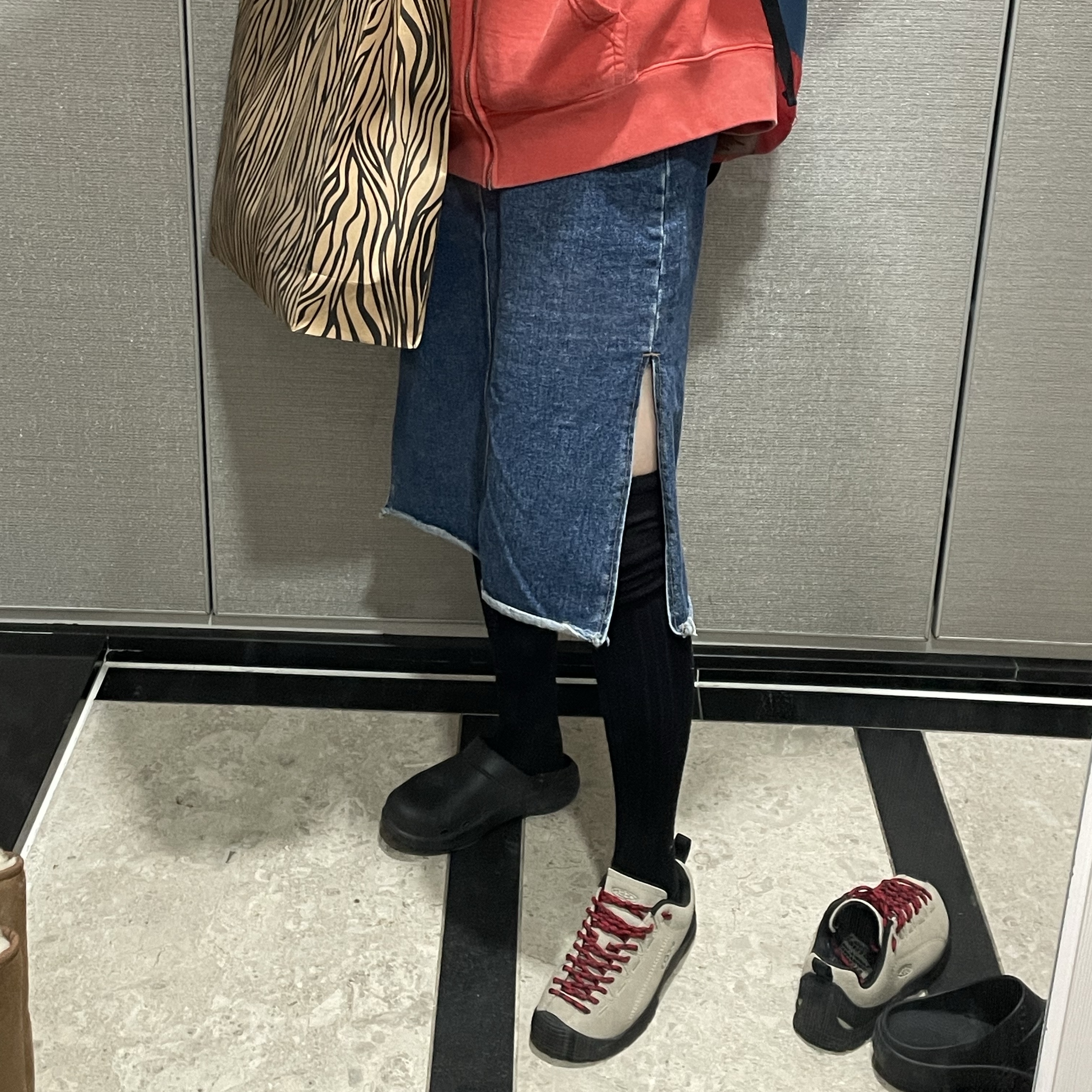 Oofos OOCloog Black, (W) Keen Jasper Suede Sneakers Silver Mink 착용 스타일 - 2