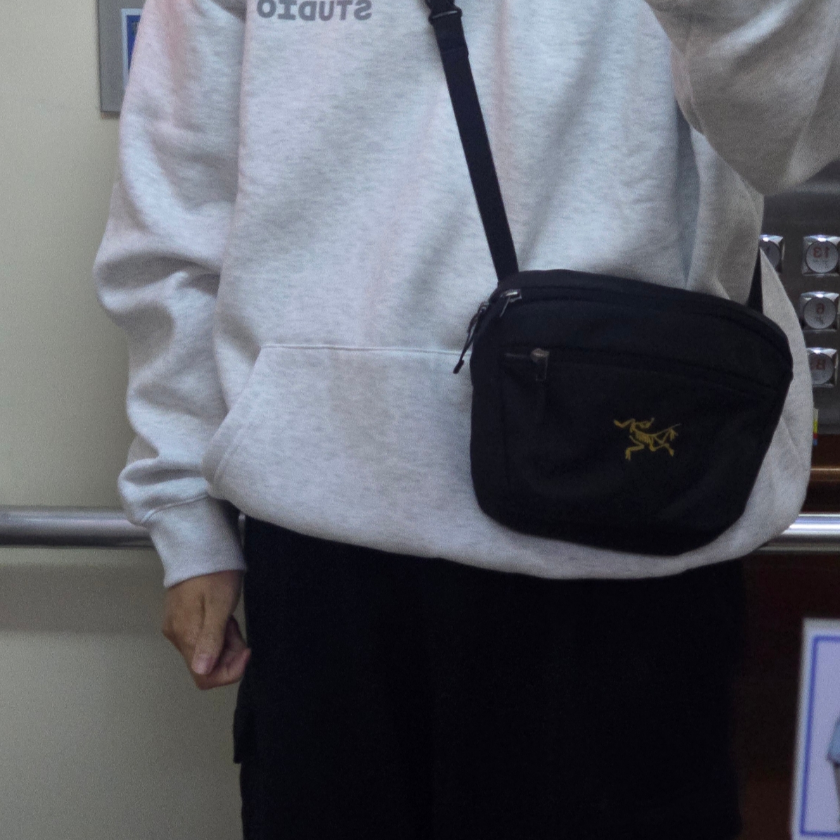 IAB Studio Hoodie Light Gray, Arc'teryx Mantis 2 Waistpack 24K Black 착용 스타일 - 1