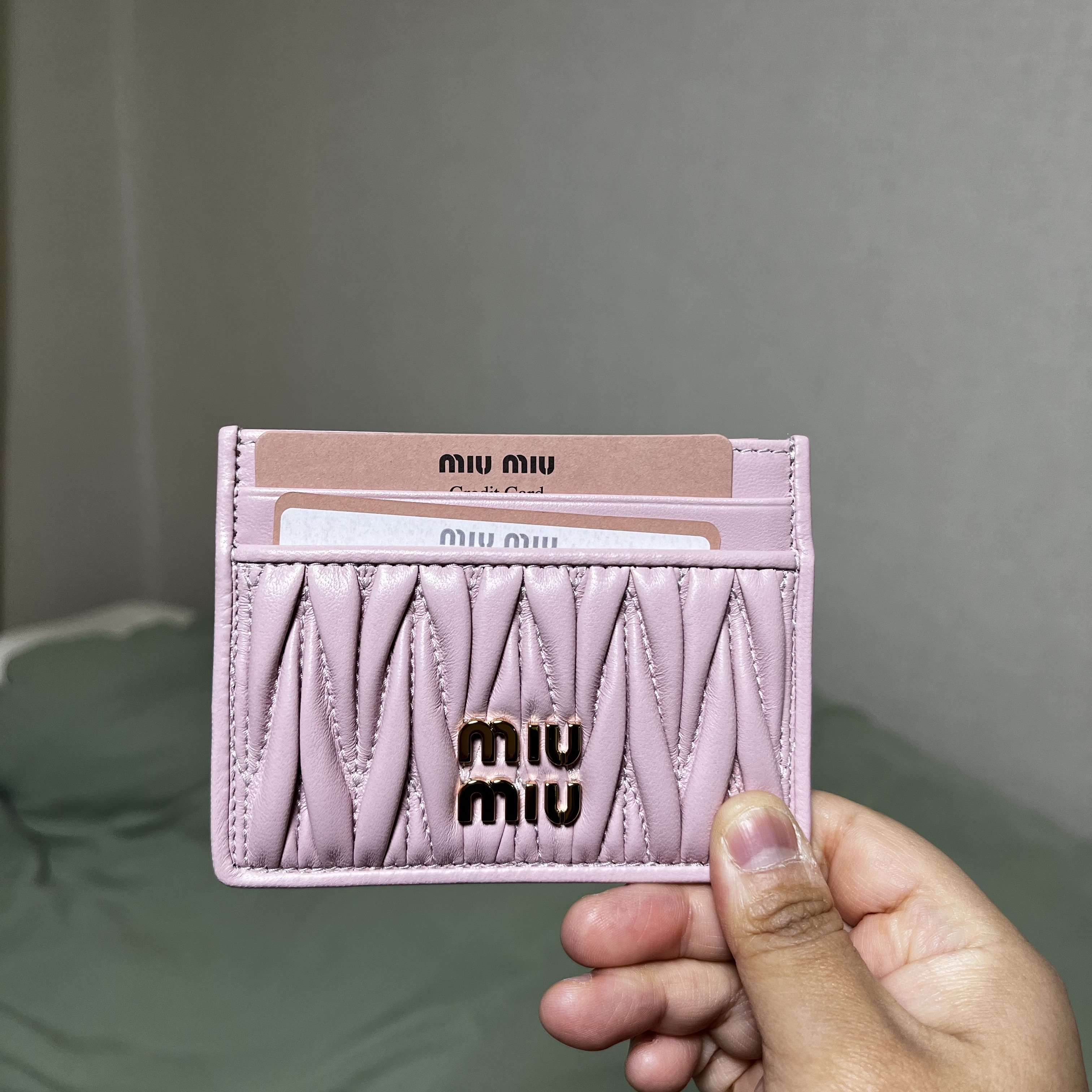 Miu Miu Matelasse Nappa Leather Card Holder Alabaster Pink 착용 스타일 - 1