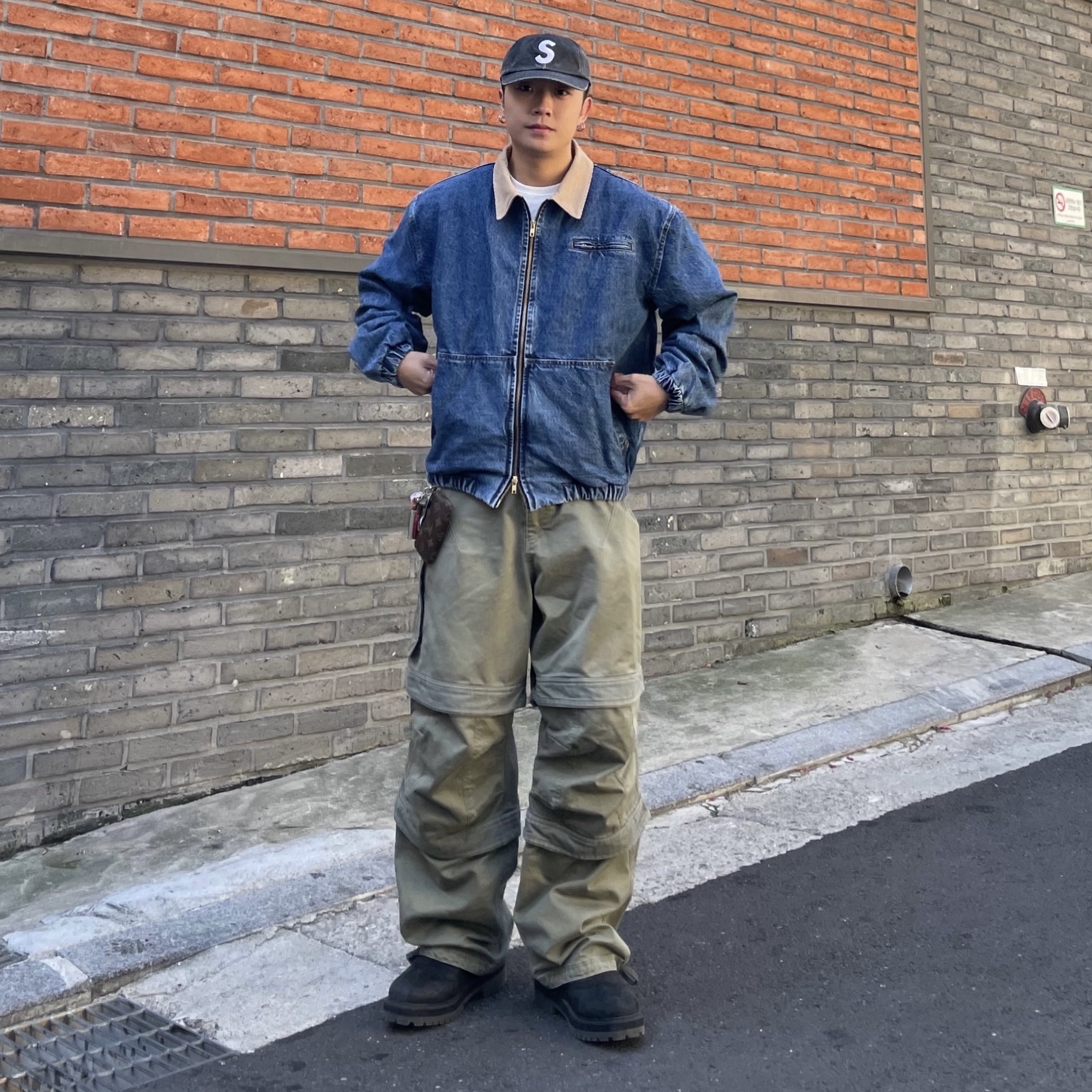 Farfromwhat Far Layered Work Pants Olive, Supreme Pigment Canvas S Logo 6-Panel Black - 23SS 착용 스타일 - 1
