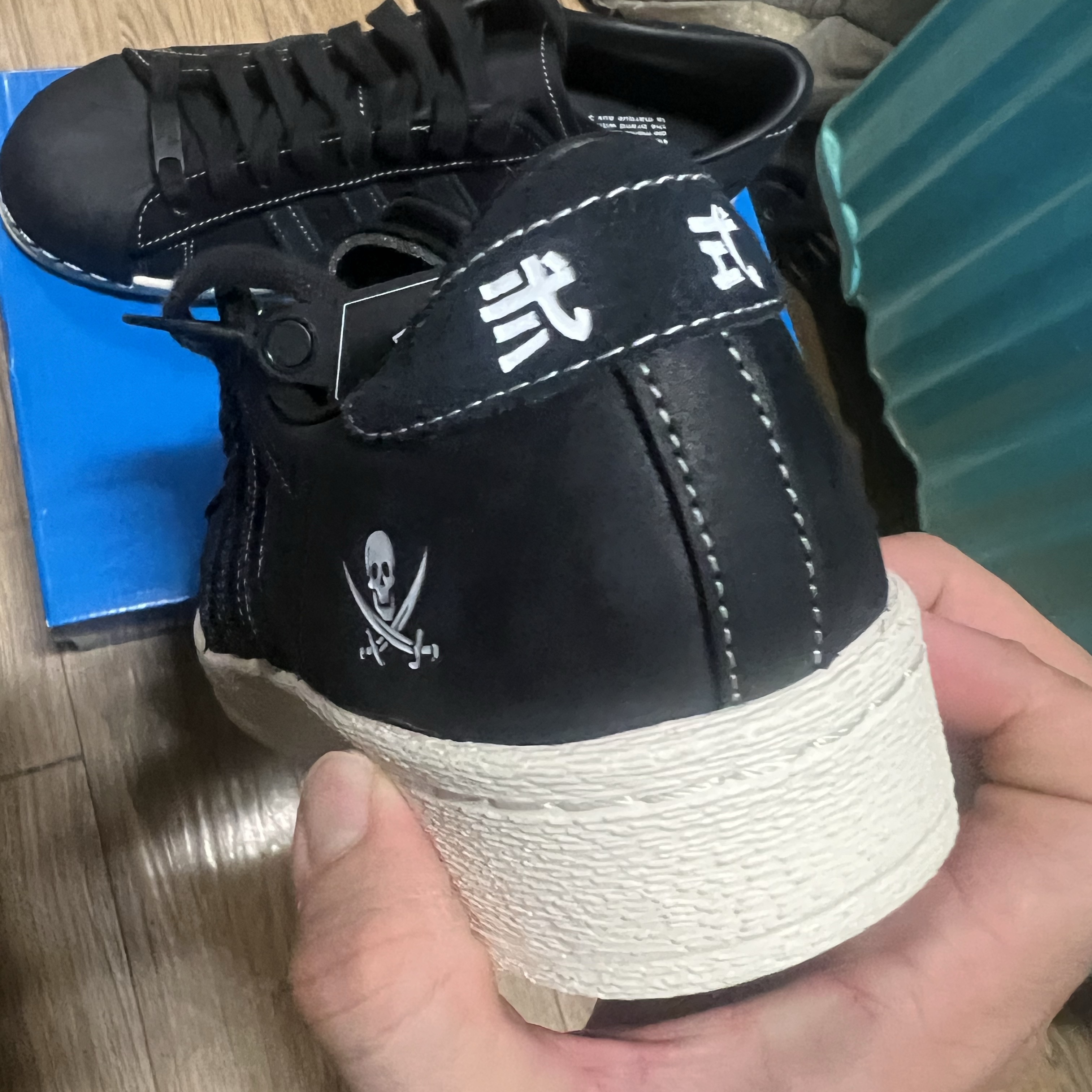 Adidas x Neighborhood Superstar N 2005 Core Black Cloud White 착용 스타일 - 2