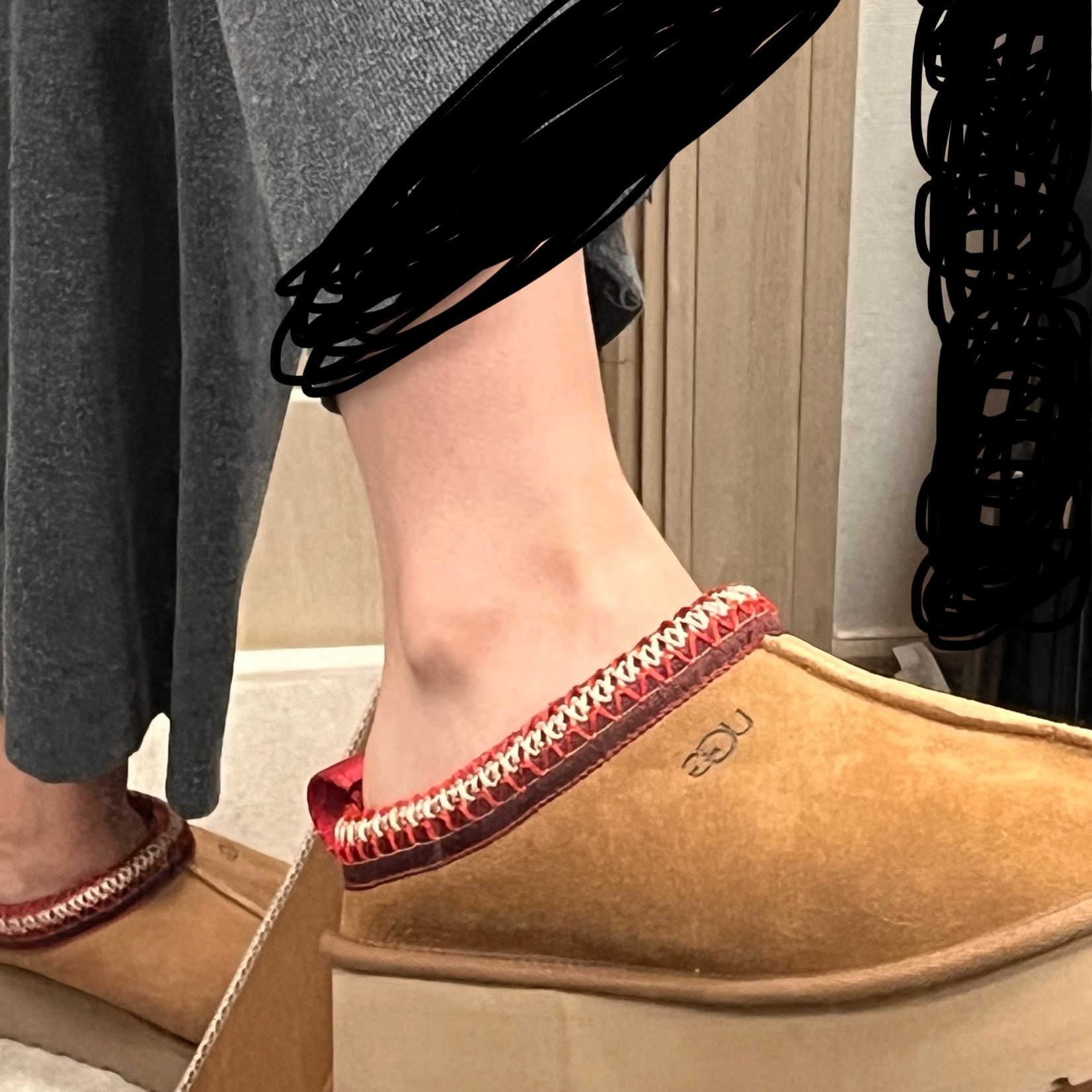 (W) UGG Tazz Slipper Chestnut 착용 스타일 - 1