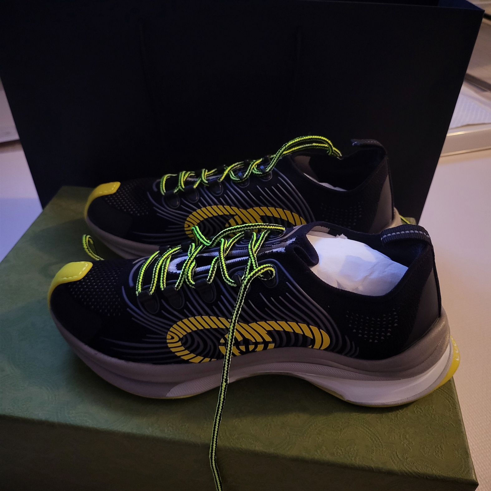 Gucci Run Sneakers Black Yellow 착용 스타일