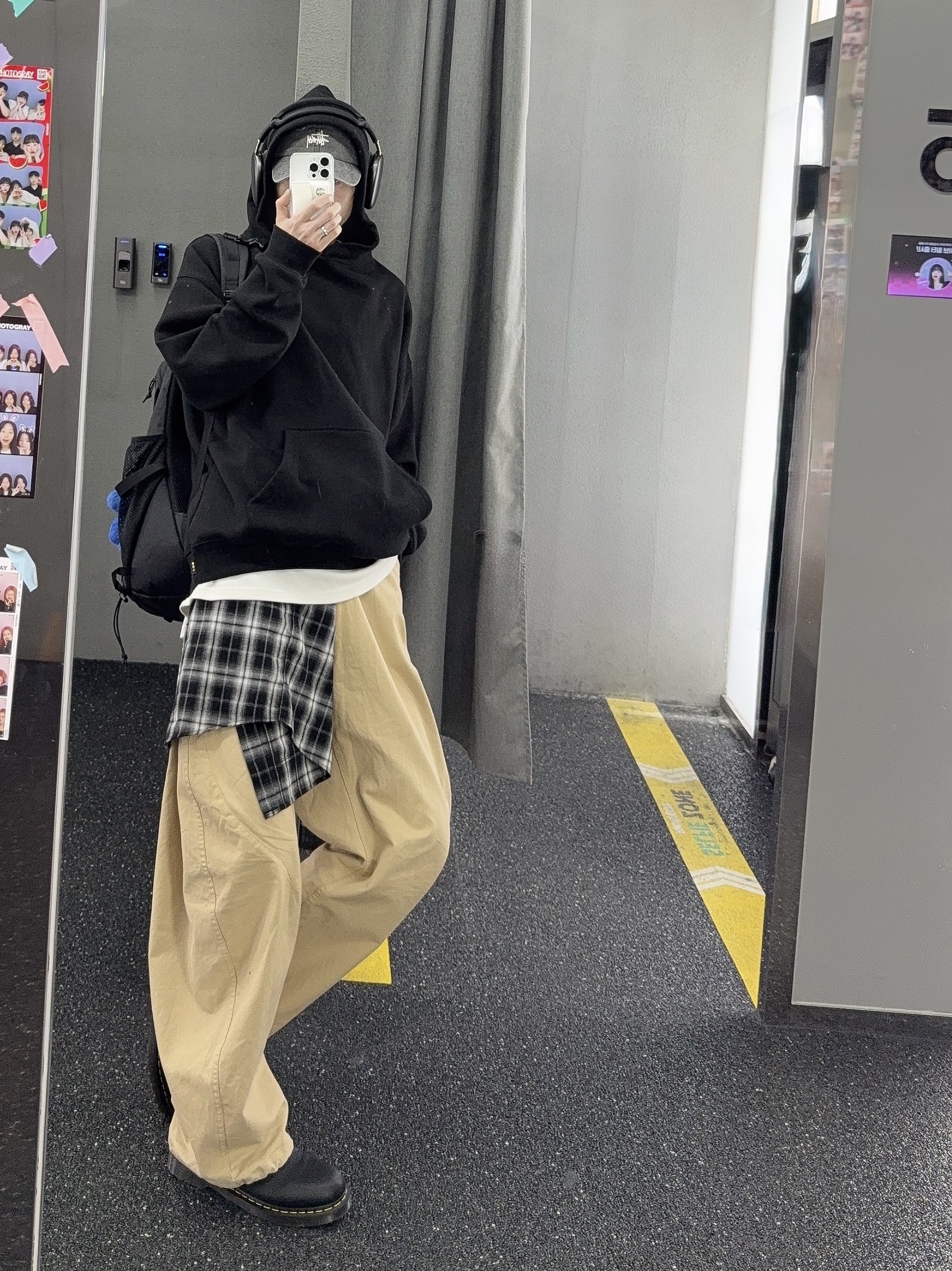 Dr. Martens 1461 Ambassador Black, IAB Studio Hoodie Black 착용 스타일 - 3
