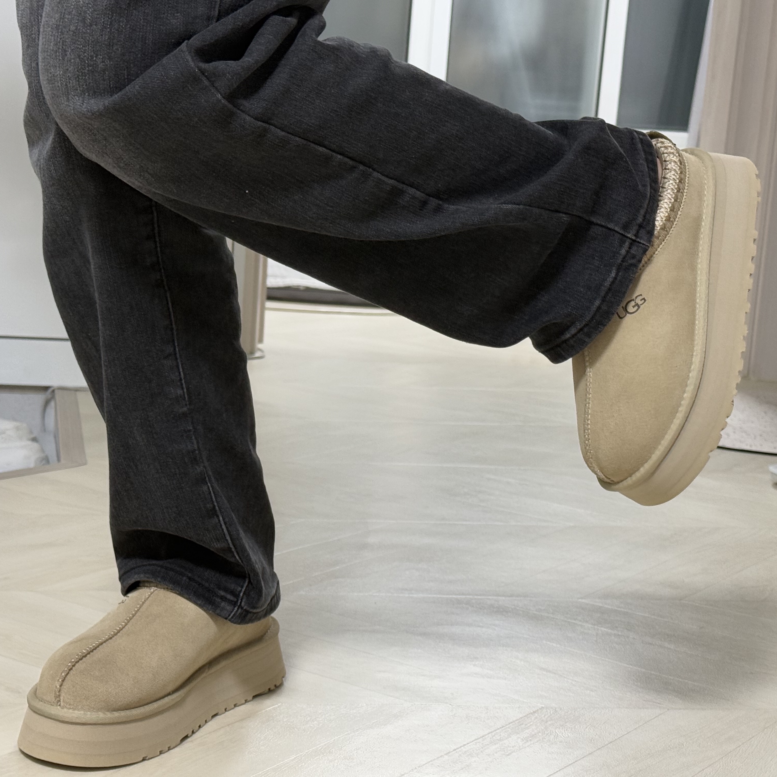 (W) UGG Tazz Slipper Mustard Seed 착용 스타일