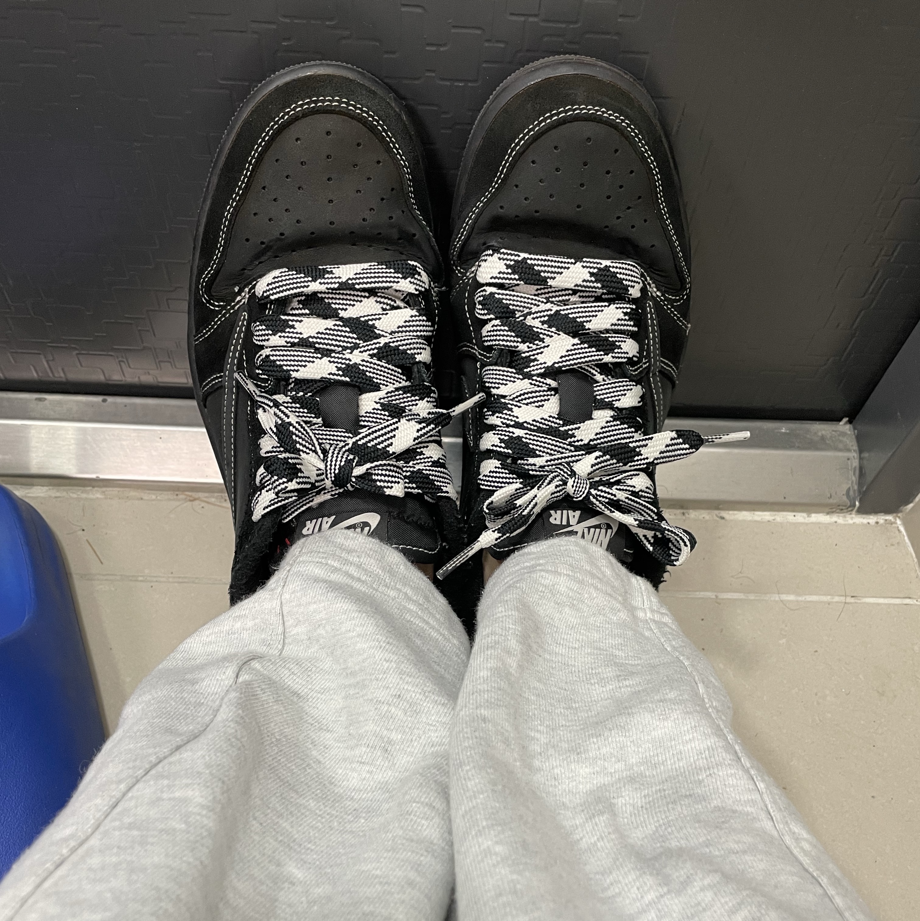 Jordan 1 x Travis Scott Retro Low OG SP Black Phantom 착용 스타일