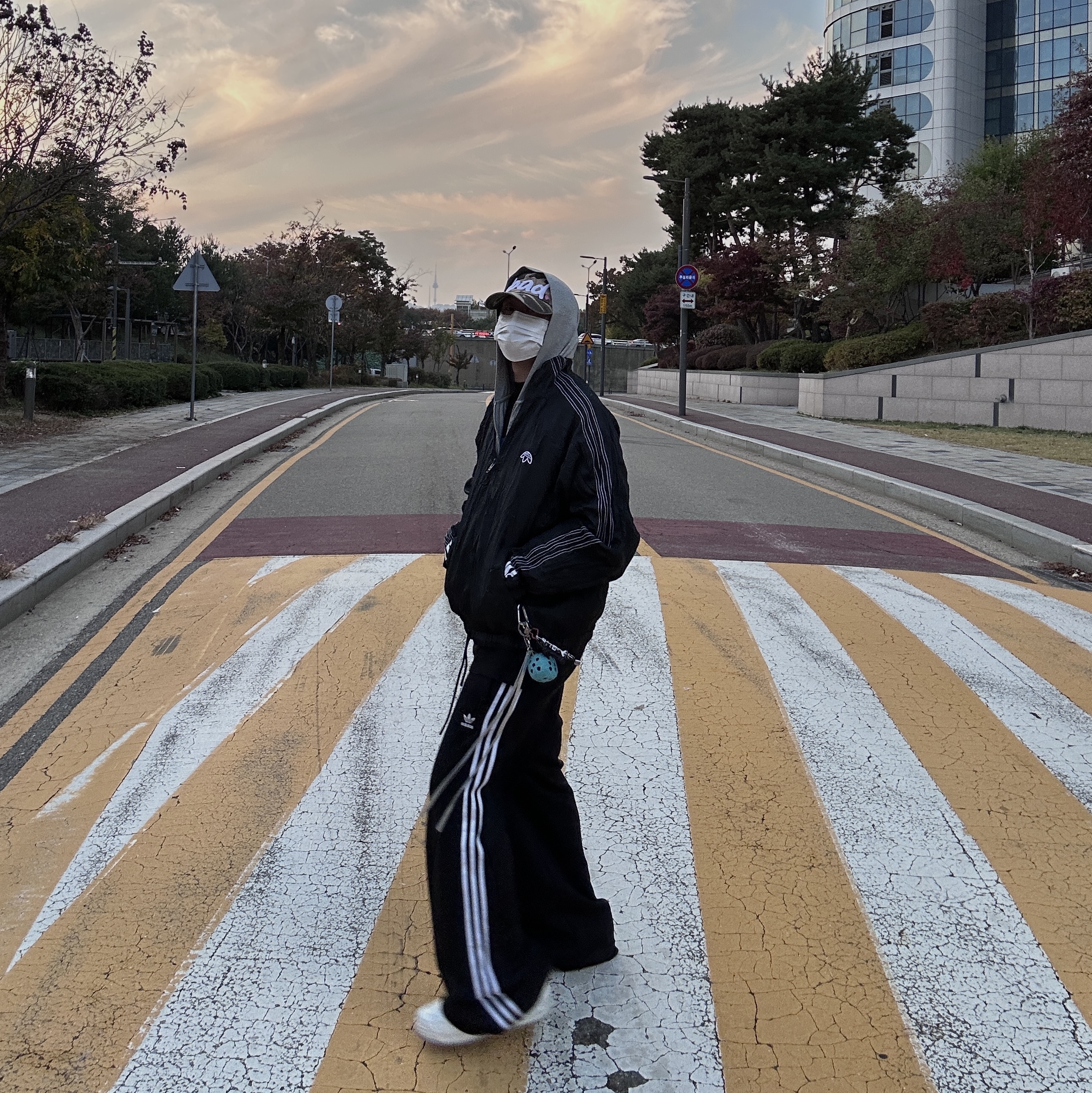 (W) Adidas Primeblue Relaxed Wide Leg Pants Black - US Sizing, (W) Adidas Primeblue Relaxed Wide Leg Pants Black - KR Sizing 착용 스타일 - 3