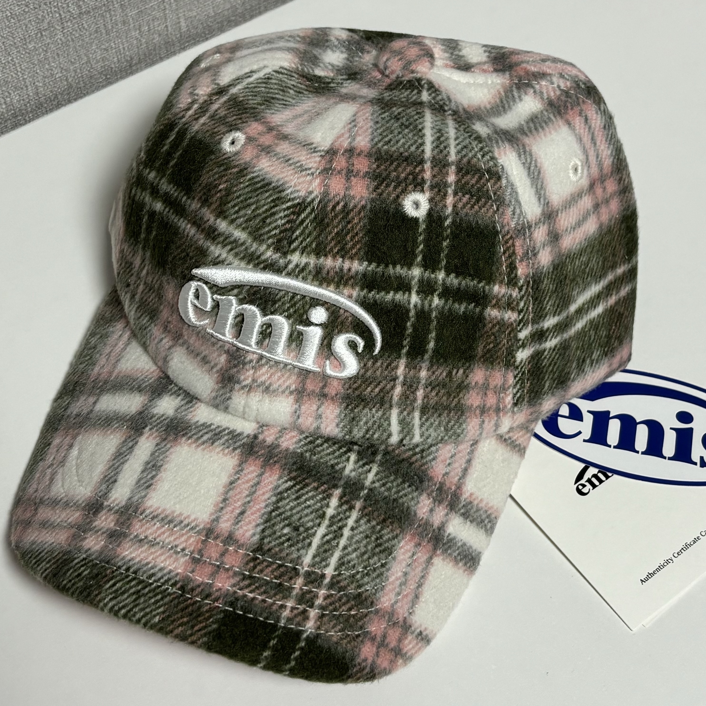 Emis Multi Color Check Ball Cap Pink 착용 스타일