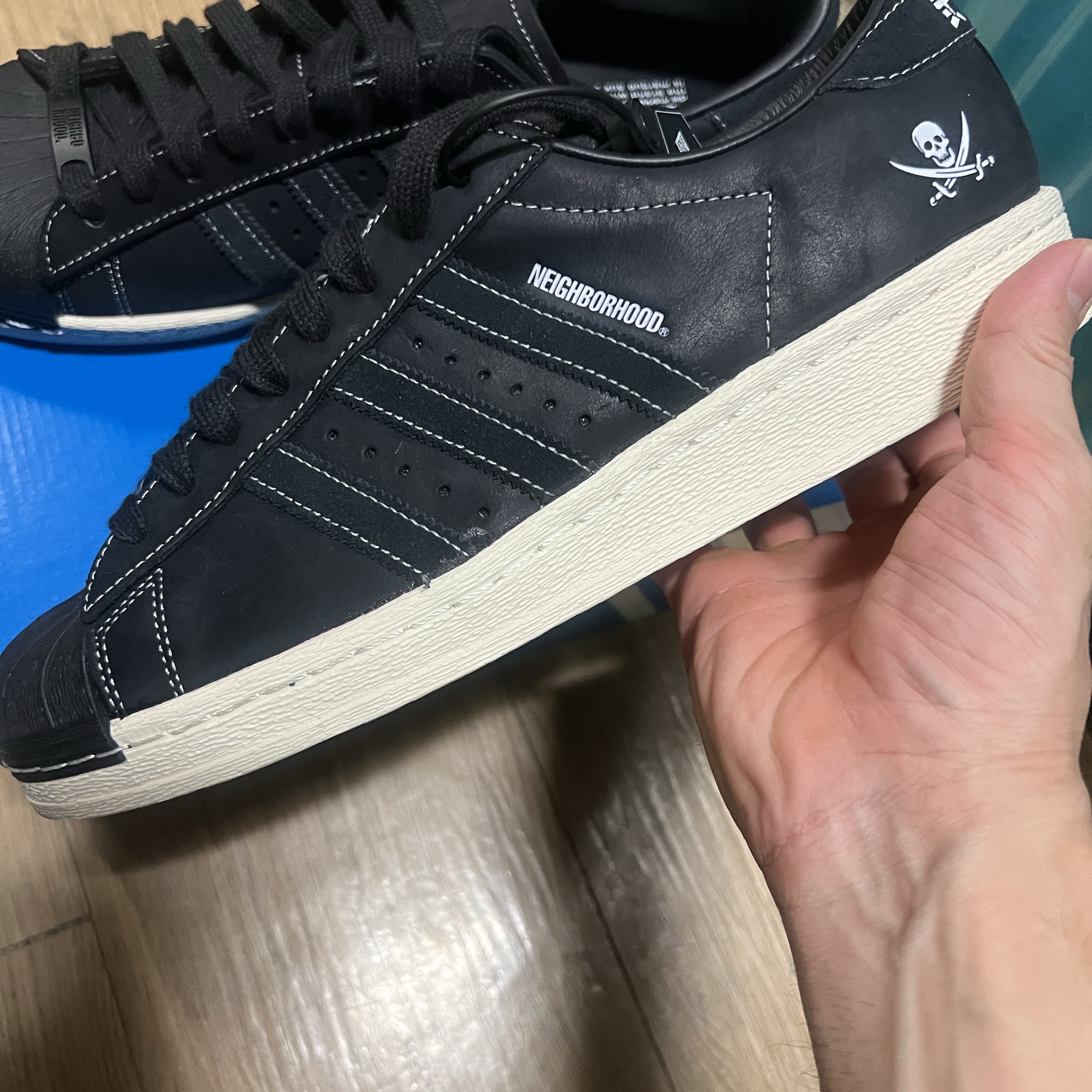 Adidas x Neighborhood Superstar N 2005 Core Black Cloud White 착용 스타일 - 1