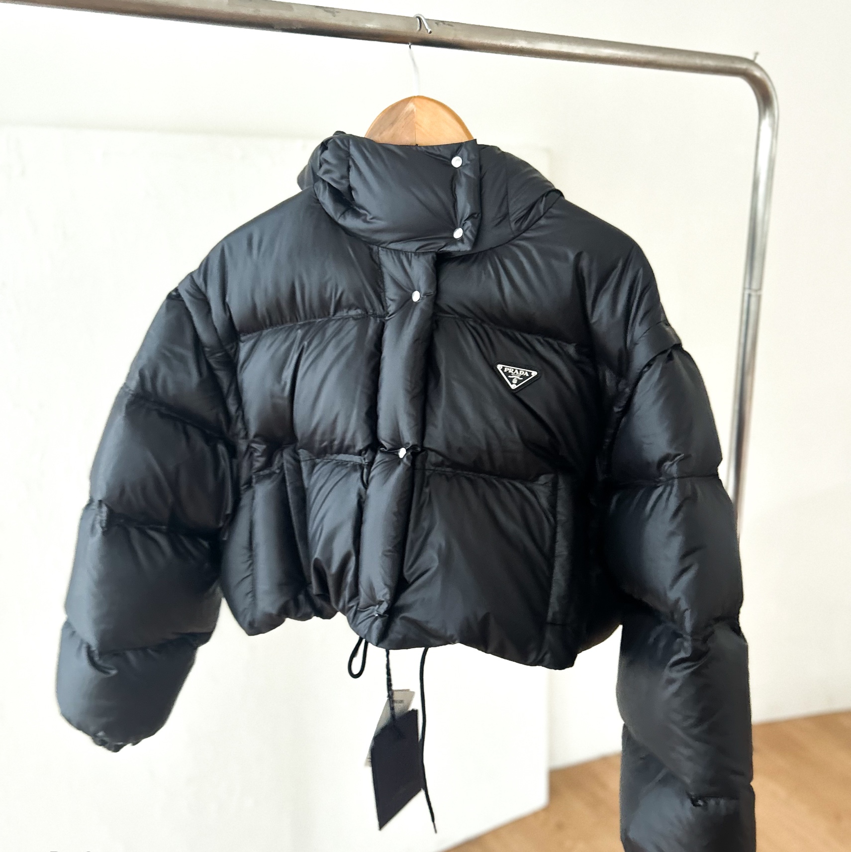 (W) Prada Re-Nylon Convertible Cropped Down Jacket Black 착용 스타일 - 1