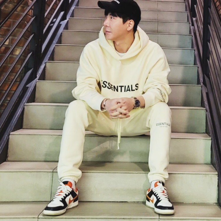 Essentials Sweatpants Buttercream 2020, Essentials 3D Silicon Applique Pullover Hoodie Buttercream 2020 착용 스타일