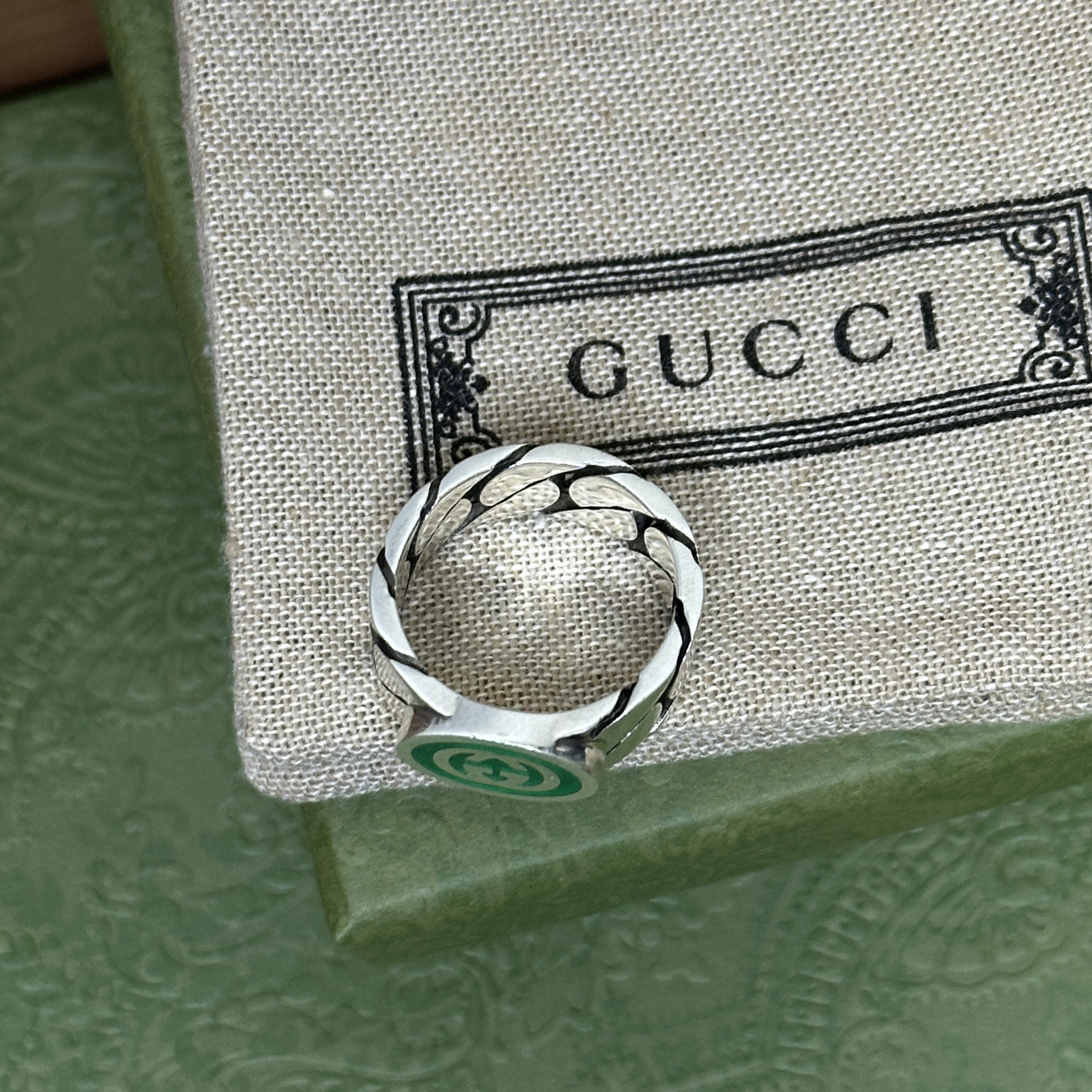 Gucci Interlocking G Enamel Ring Silver Green Enamel 착용 스타일 - 3