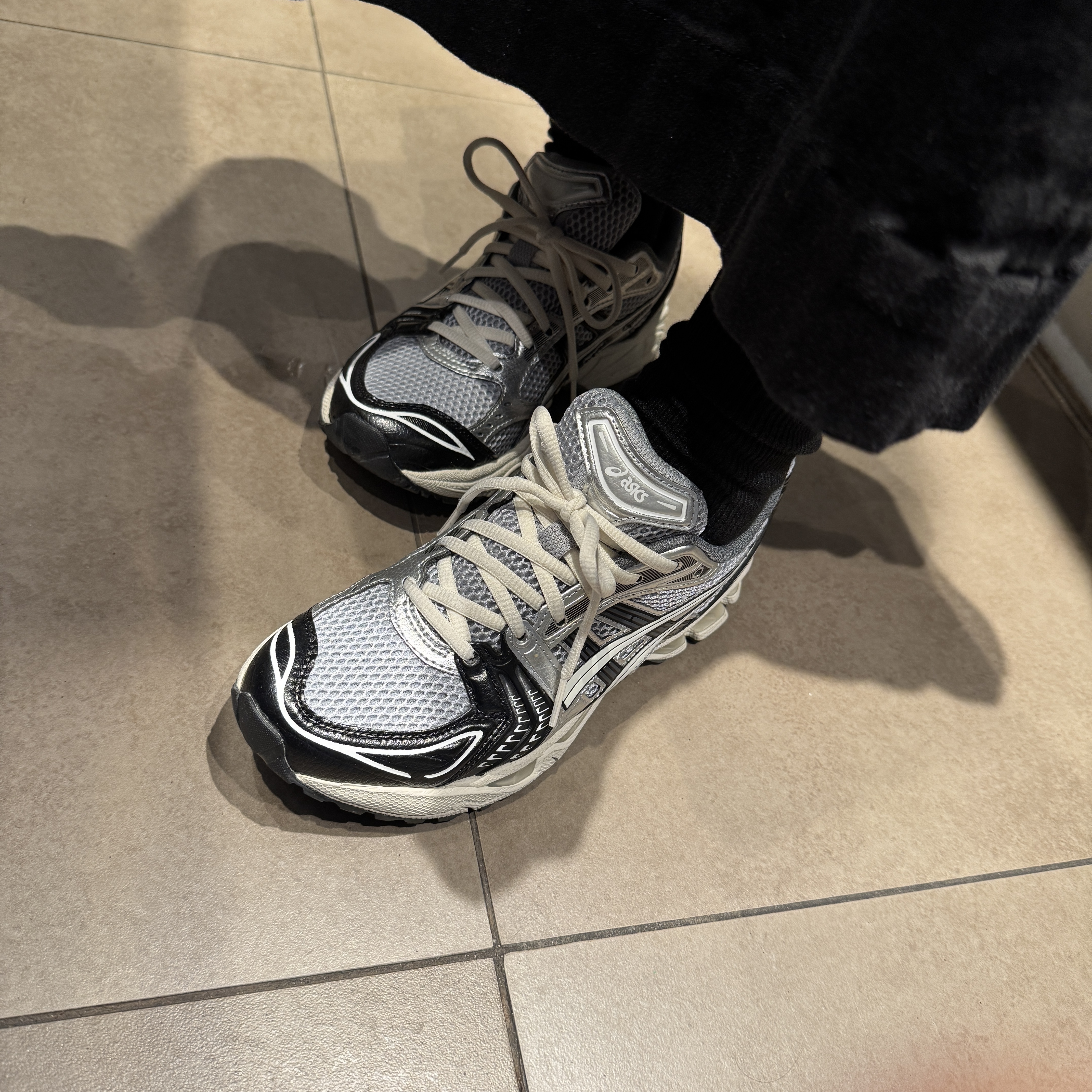 Asics Gel-Kayano 14 Black Glacier Grey 착용 스타일