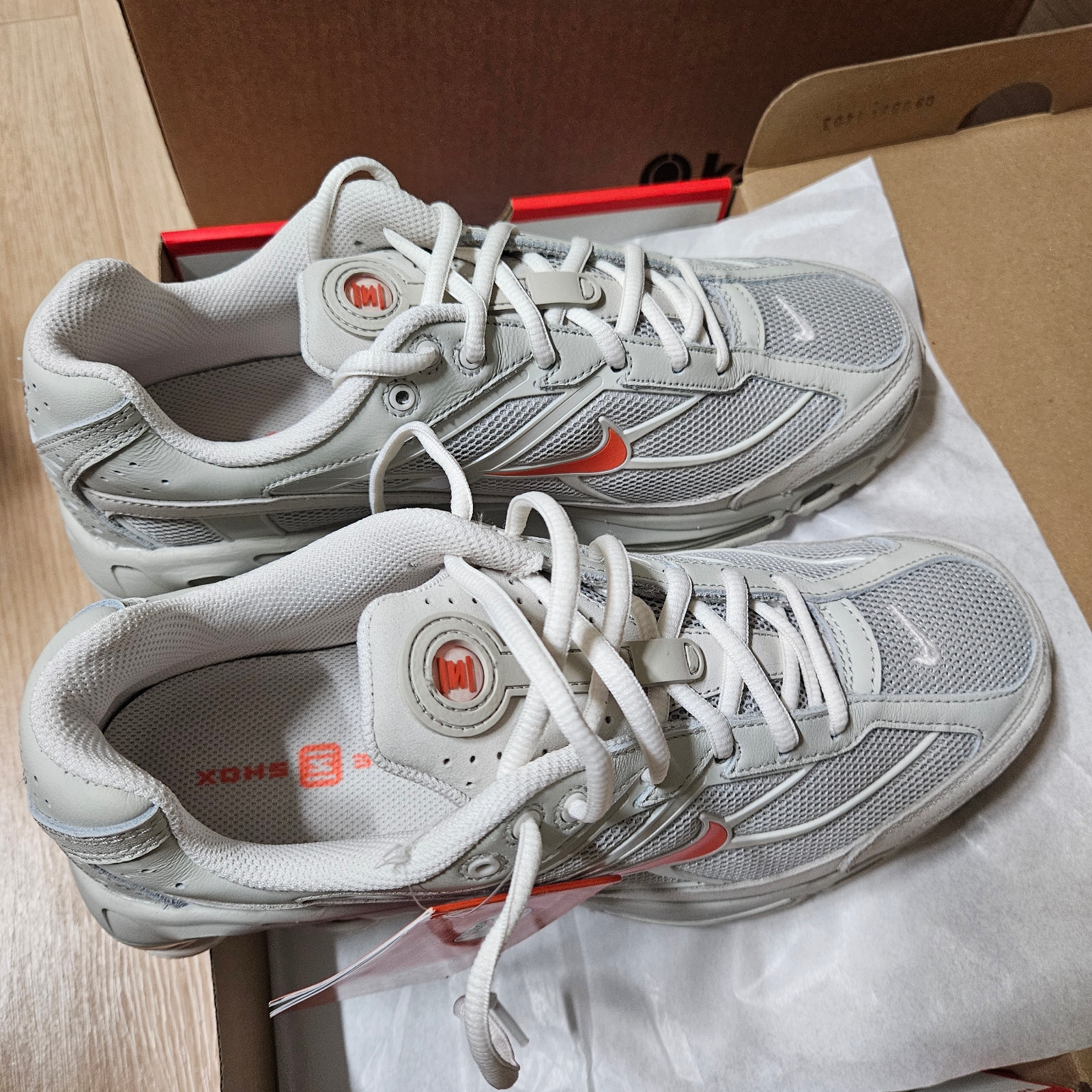 Nike Shox Ride 2 Light Bone and Turf Orange 착용 스타일 - 4