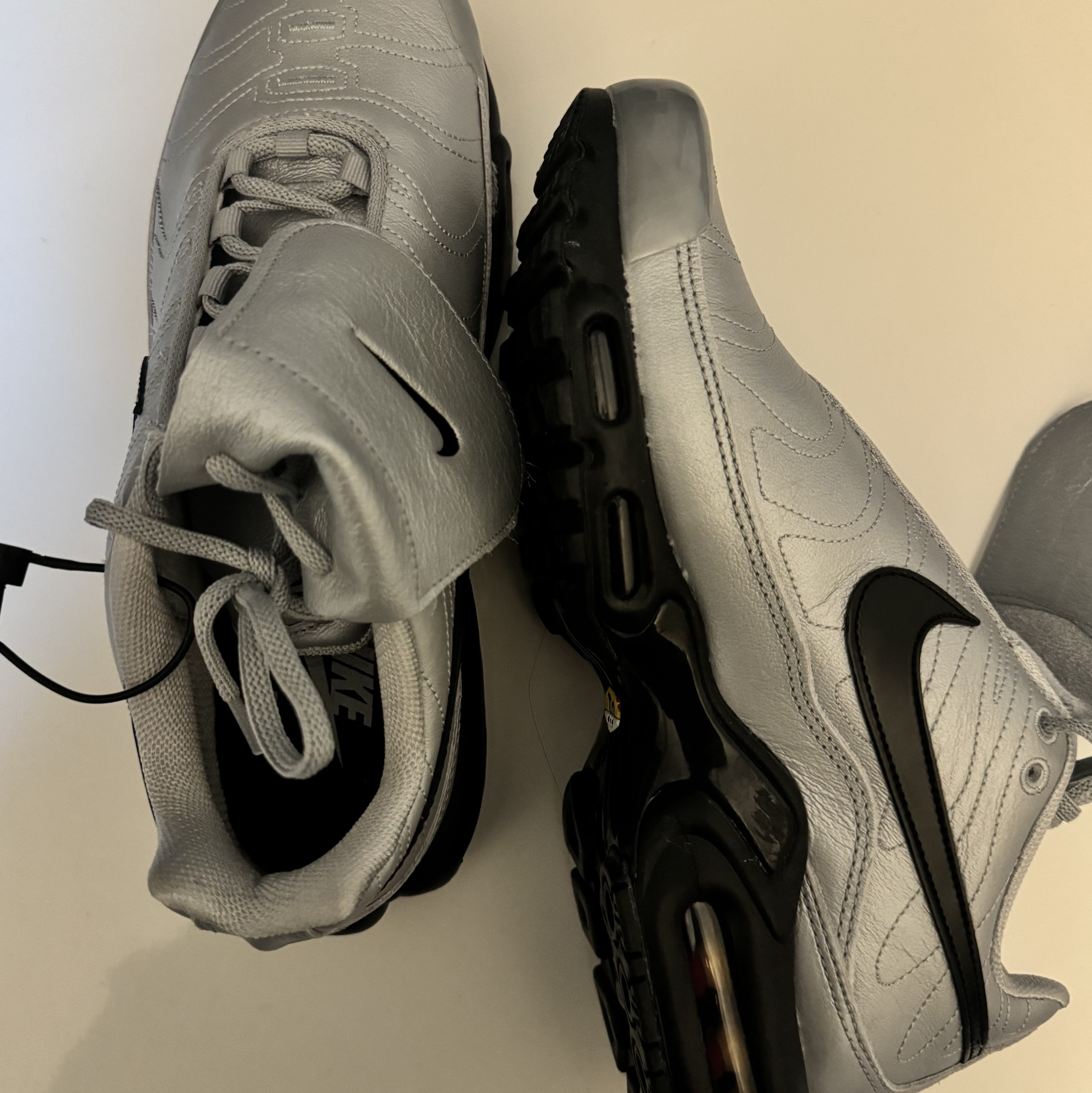 Nike Air Max Plus TNPO Wolf Grey and Black, New Balance Fuelcell Rebel v4 Ultra Pink Black - 2E Wide 착용 스타일 - 2