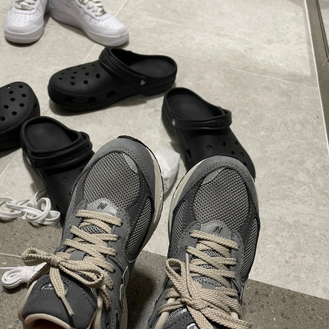 New Balance 2002R Premium Vintage Grey 착용 스타일 - 1