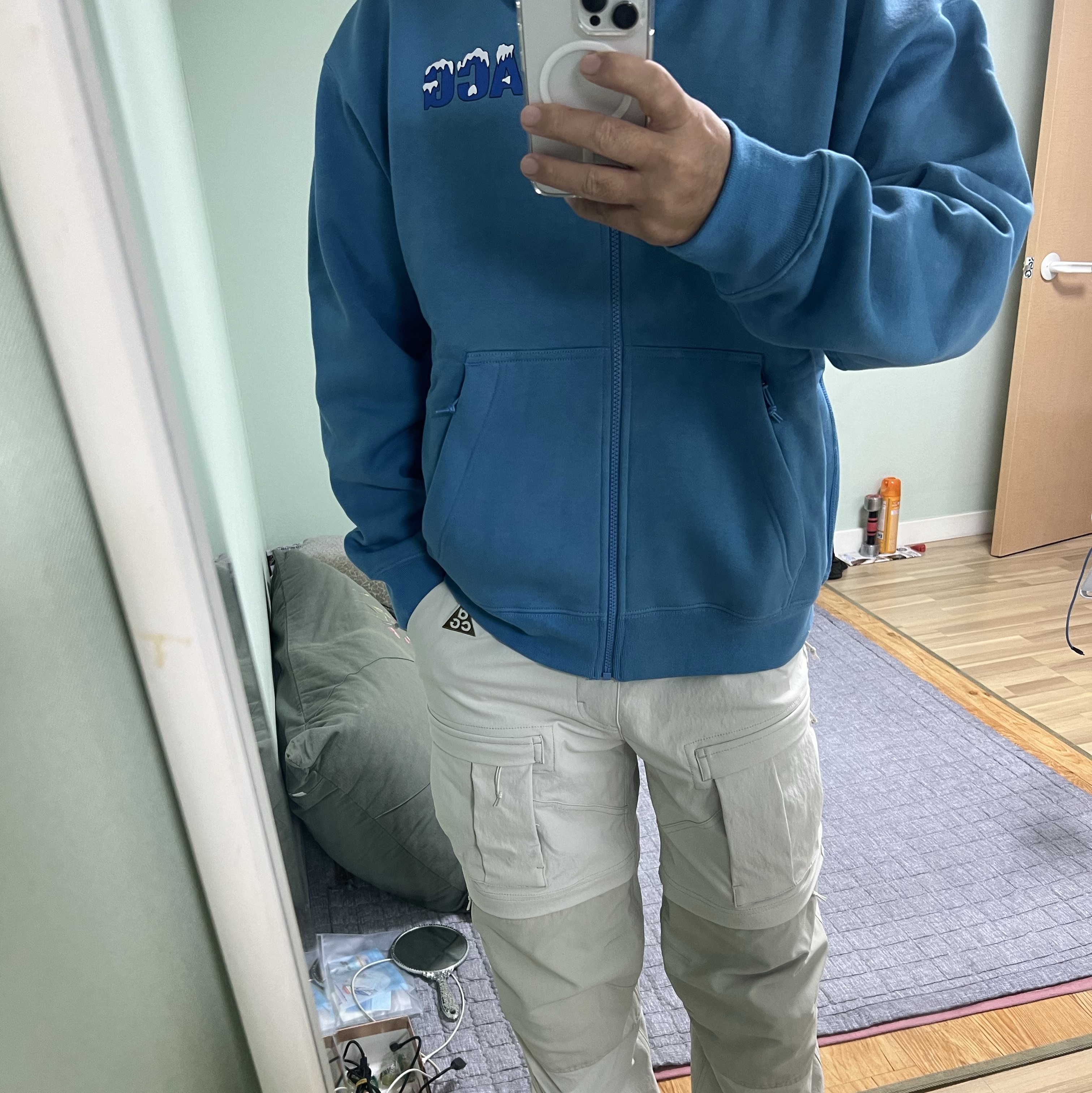 Nike ACG Smith Summit Cargo Pants Light Bone - Asia, Nike ACG Therma-Fit Full Zip Graphic Hoodie Dutch Blue 착용 스타일