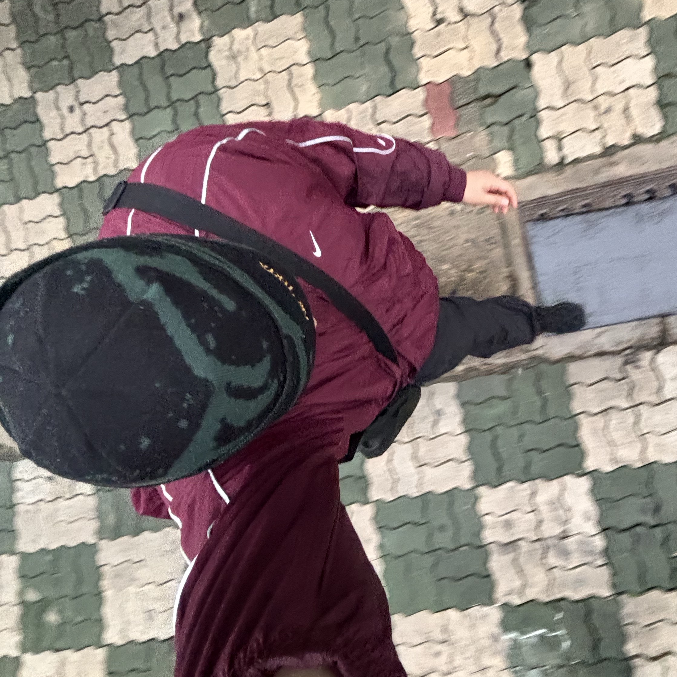 Arc'teryx Grotto Toque Dark Magic, Nike NSW Solo Swoosh Woven Track Jacket Night Maroon - Asia 착용 스타일