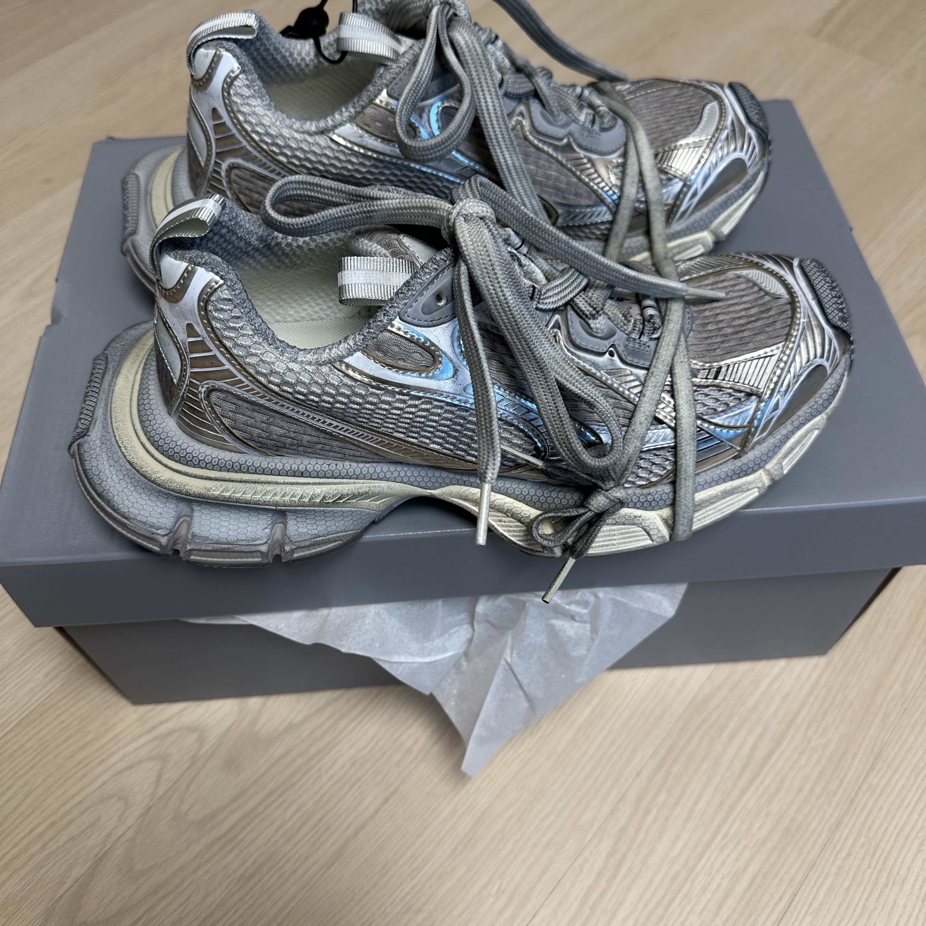 Balenciaga 3XL Sneakers Light Beige 착용 스타일