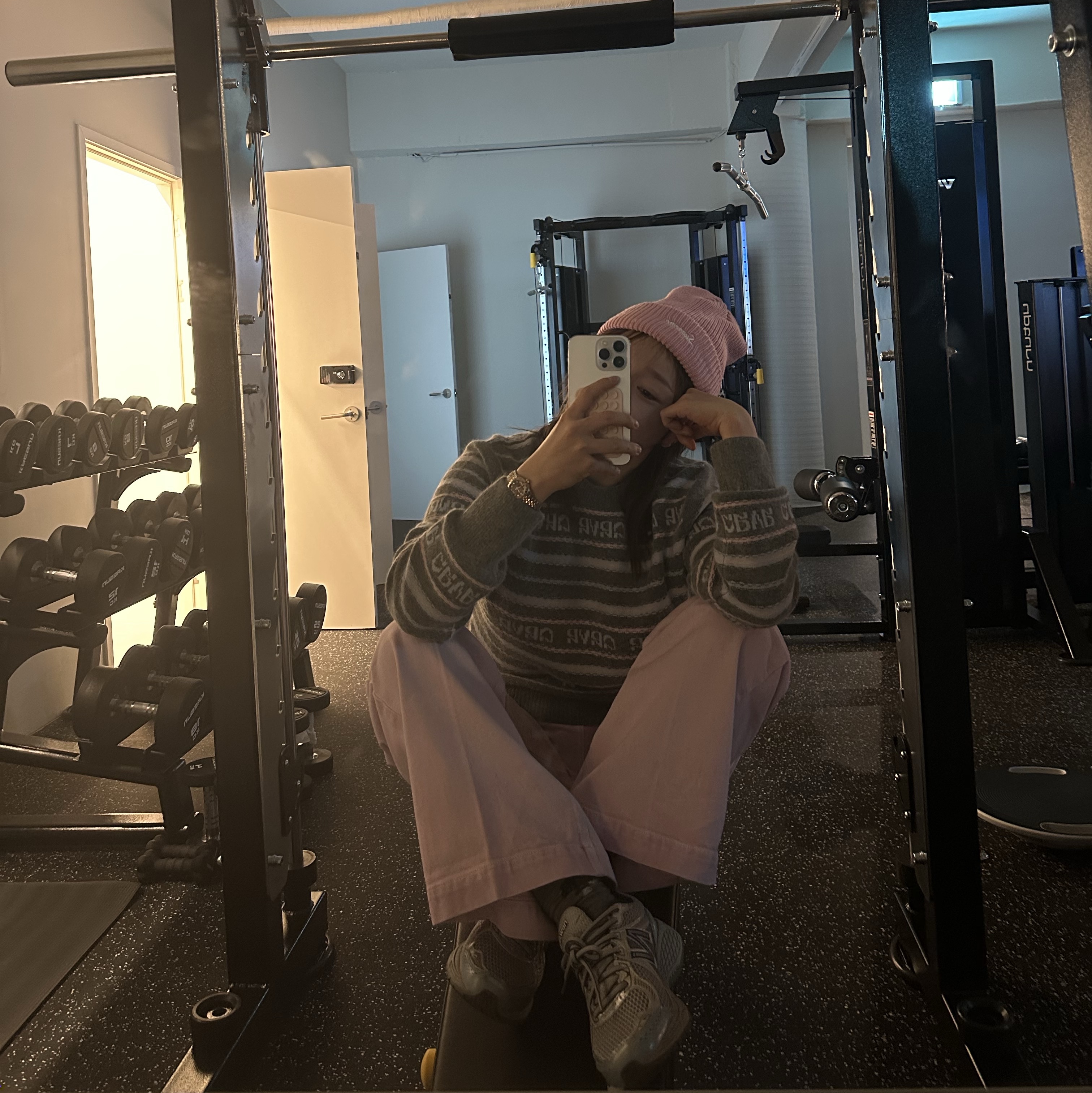 Supreme Overdyed Beanie Pink - 23SS, New Balance 860v2 Arctic Grey 착용 스타일