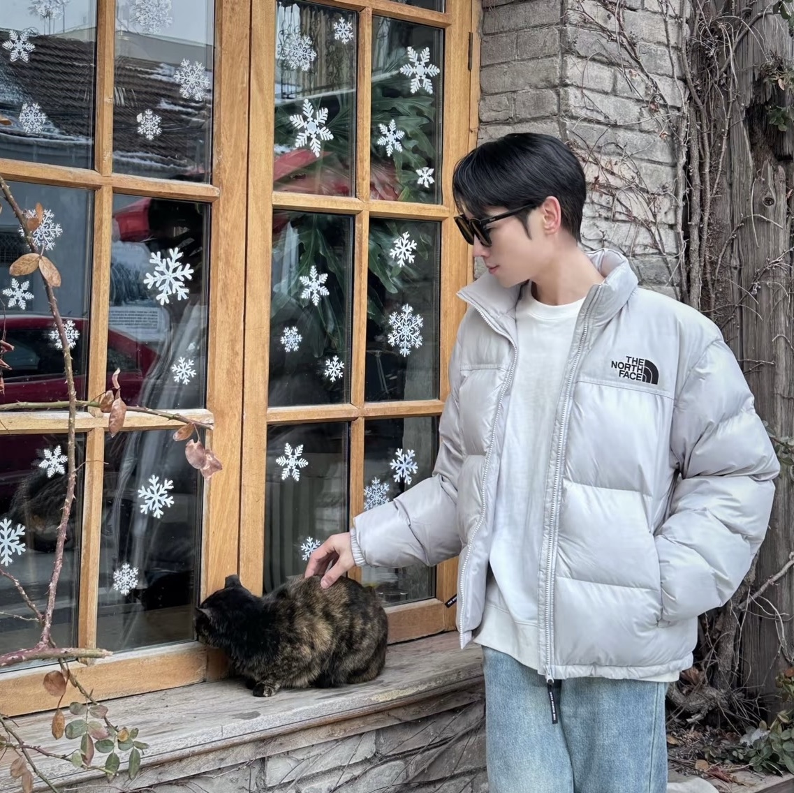 The North Face On Ball Jacket White Sand 착용 스타일