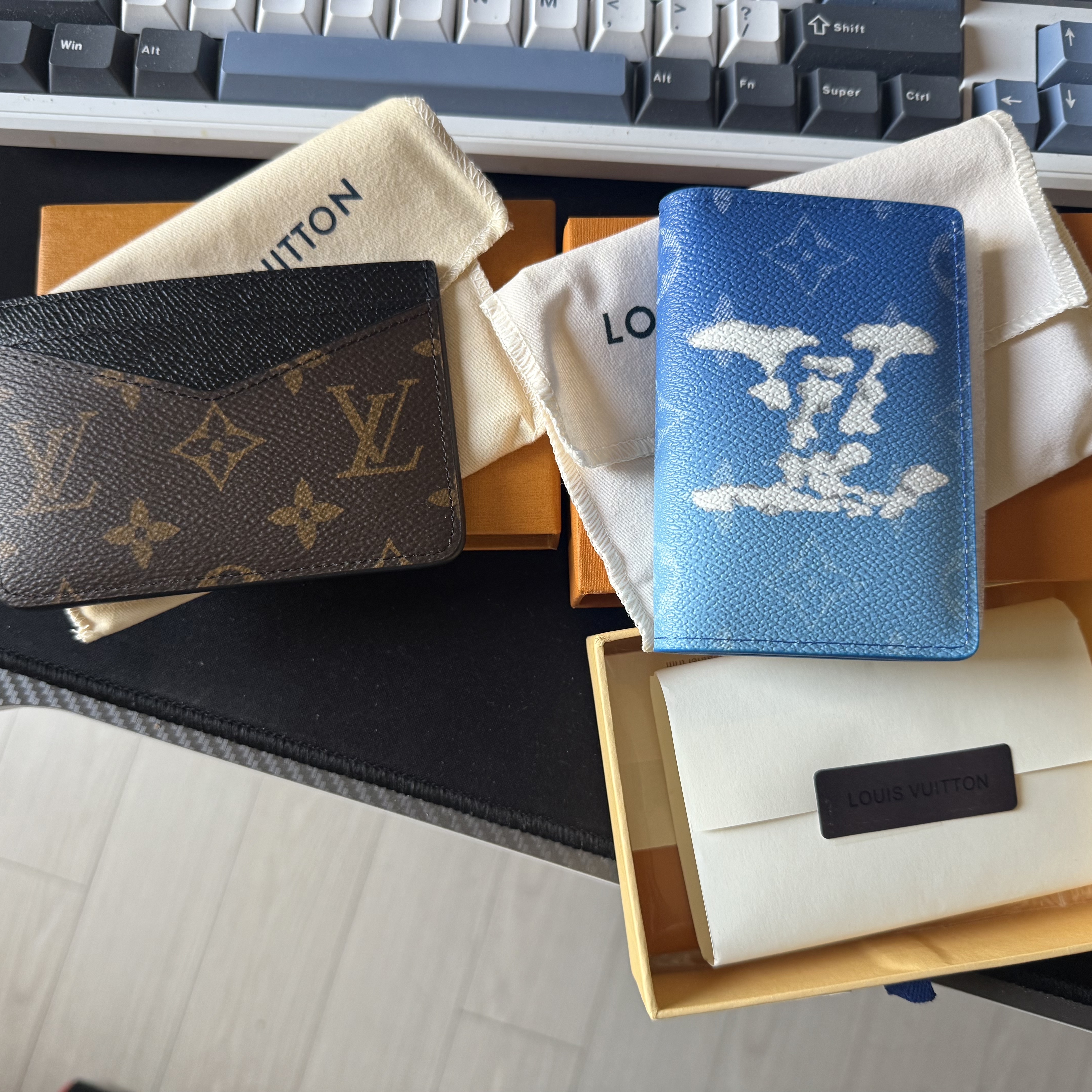 Louis Vuitton Pocket Organizer Cloud Monogram 착용 스타일 - 2