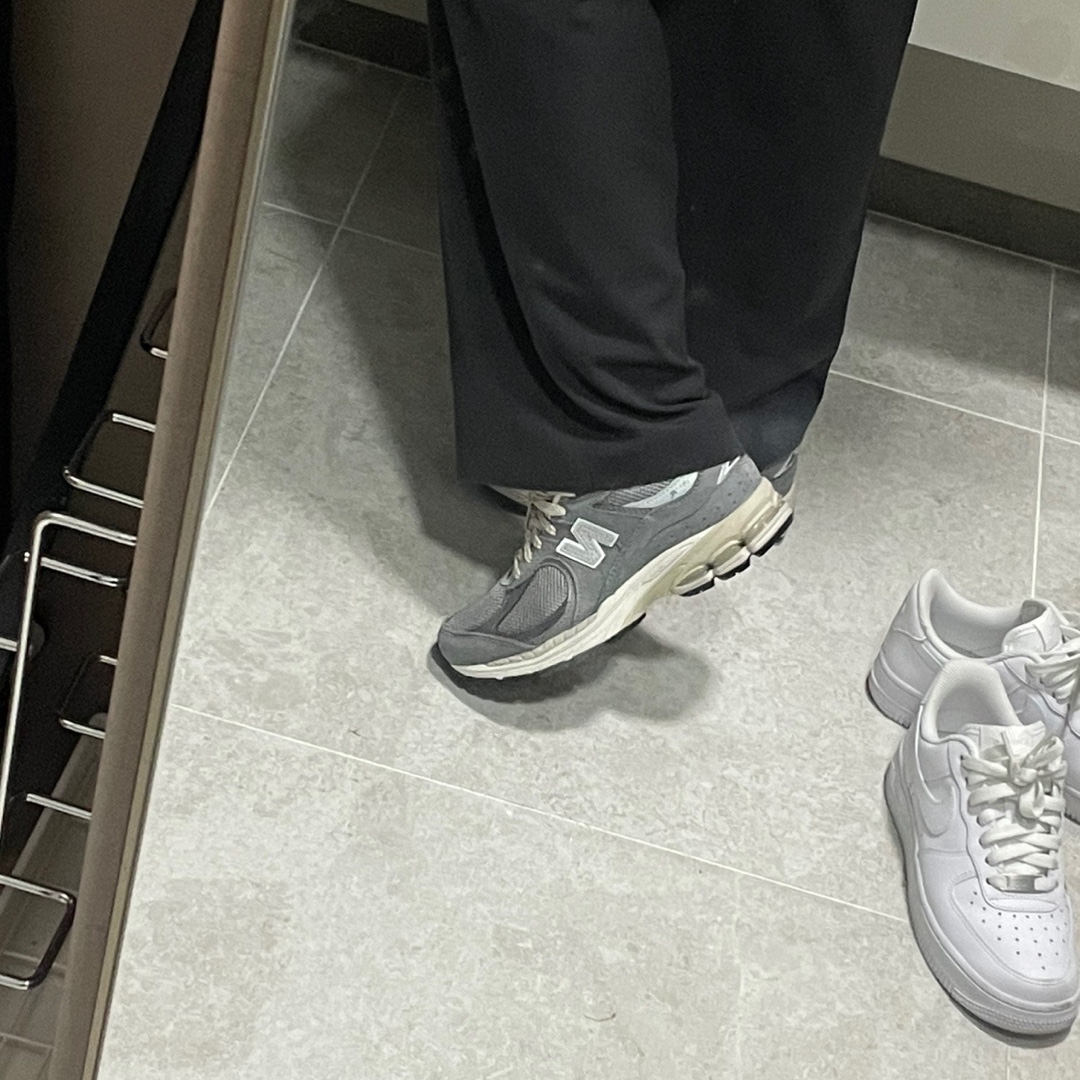 New Balance 2002R Premium Vintage Grey 착용 스타일 - 3
