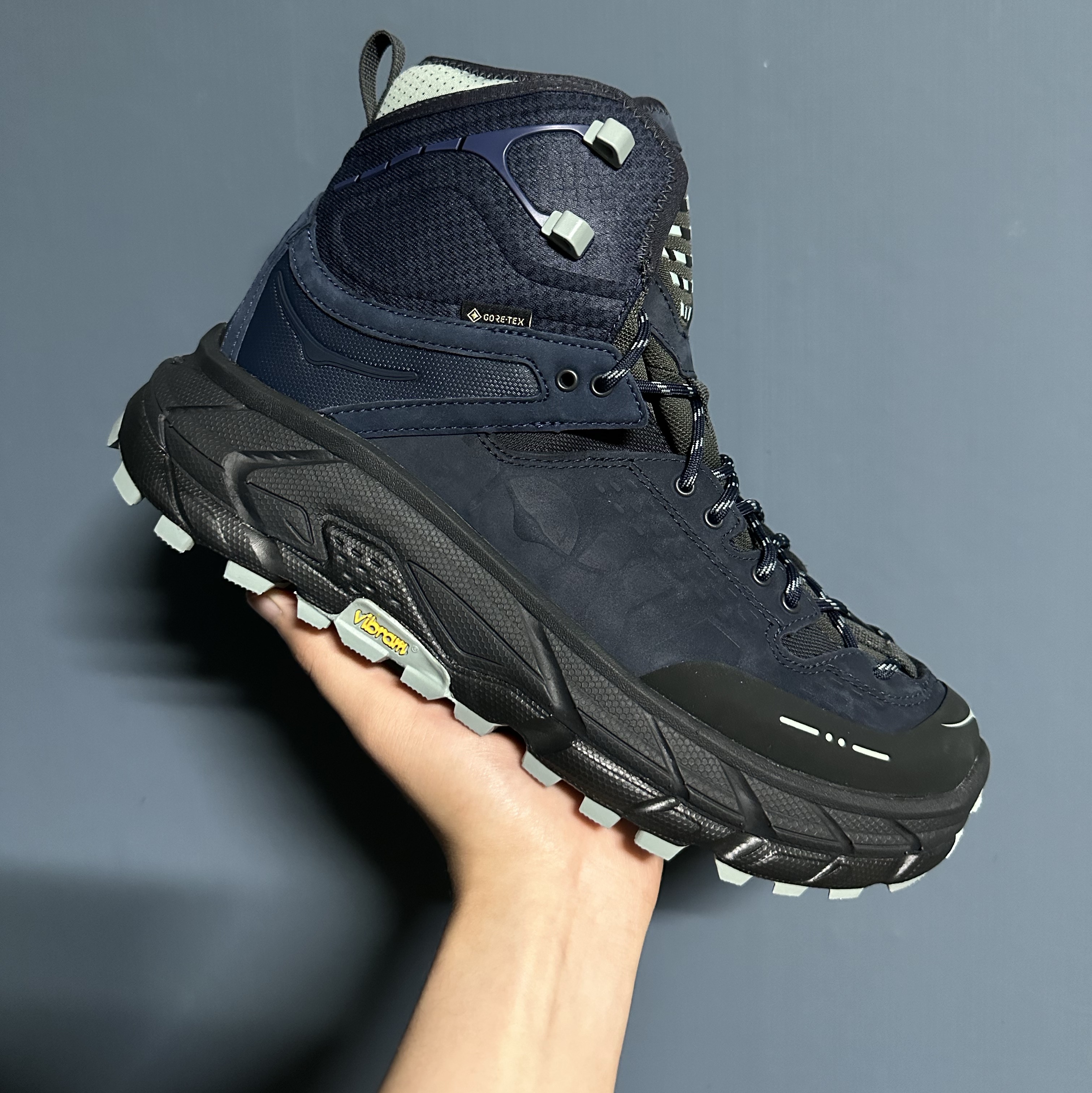 Hoka x J.L-A.L Tor Ultra High Blueberry Jadeite 착용 스타일