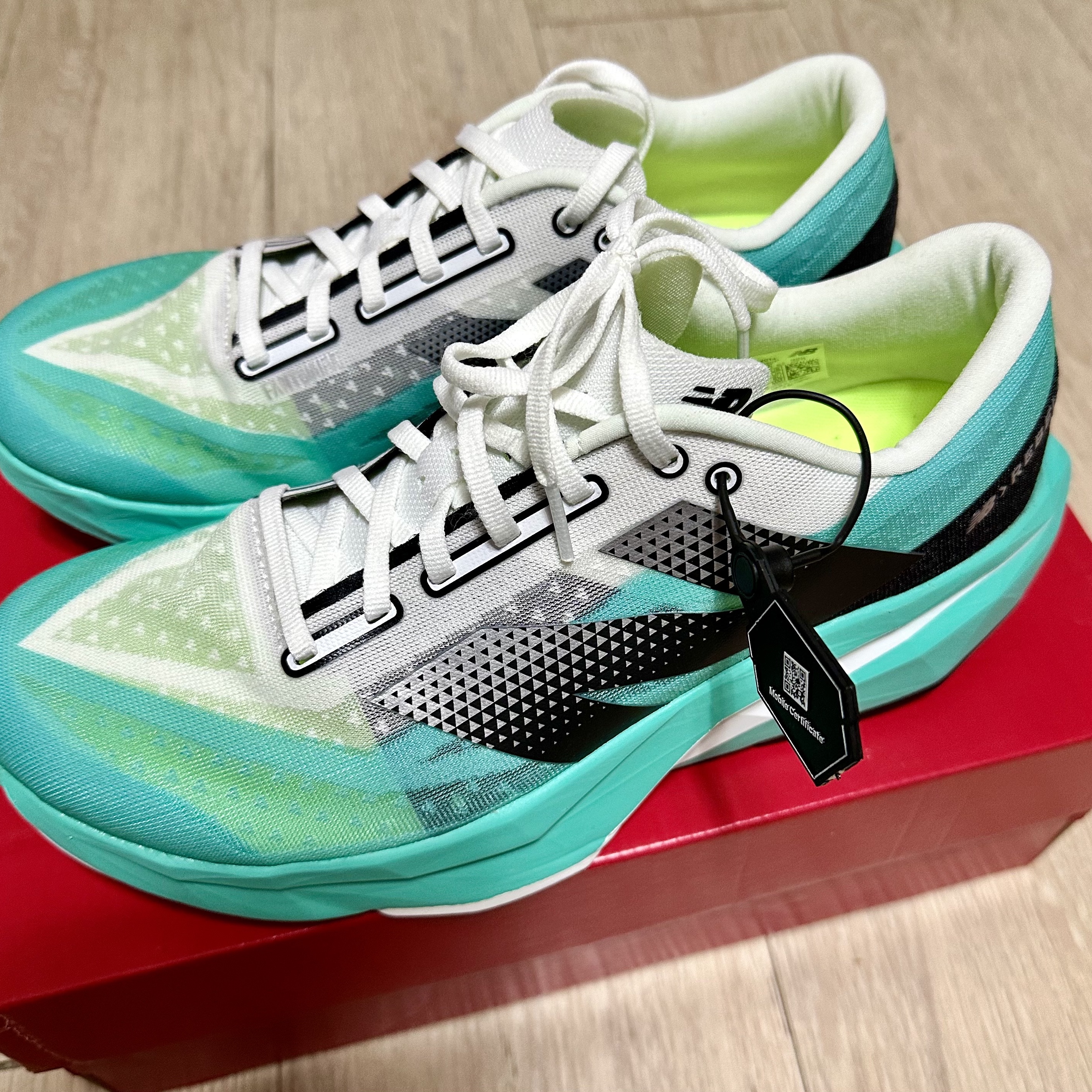 New Balance Fuelcell Rebel v4 Cyber Jade White - D Standard 착용 스타일 - 1
