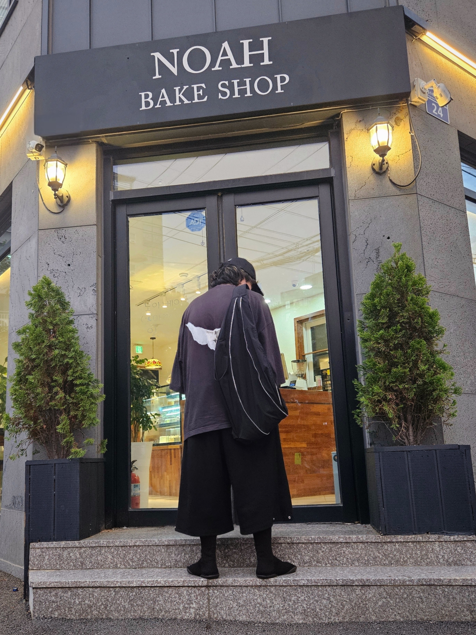 Yeezy Gap Engineered By Balenciaga Dove 3/4 Sleeve T-Shirt Black, Yeezy Gap Engineered By Balenciaga Dove Padded Heavy Fleece T-Shirt Black 착용 스타일 - 2