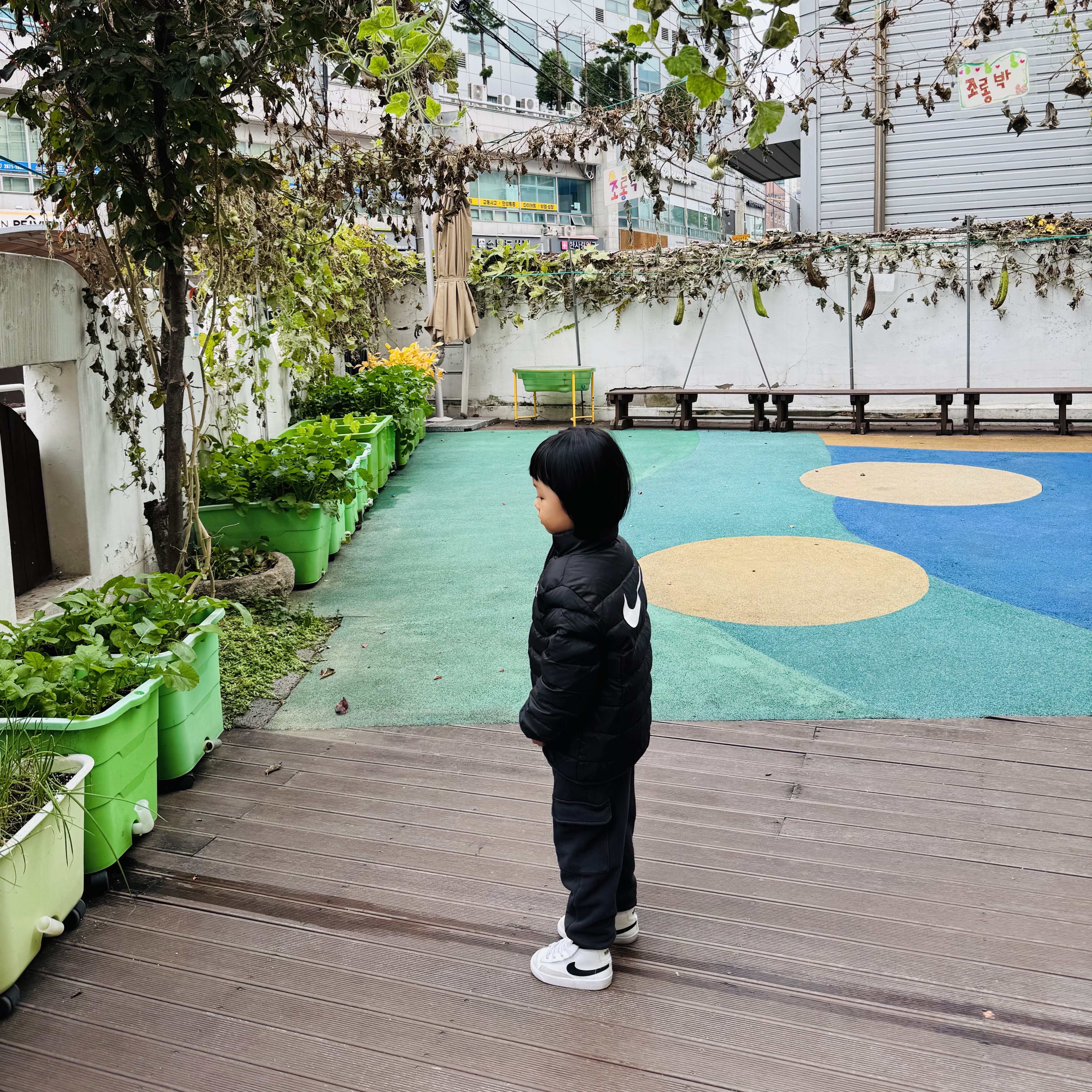 (TD) Nike Blazer Mid '77 White Black, (Kids) Uniqlo UT x Kaws Long Sleeve Sweatshirt Black 착용 스타일 - 3