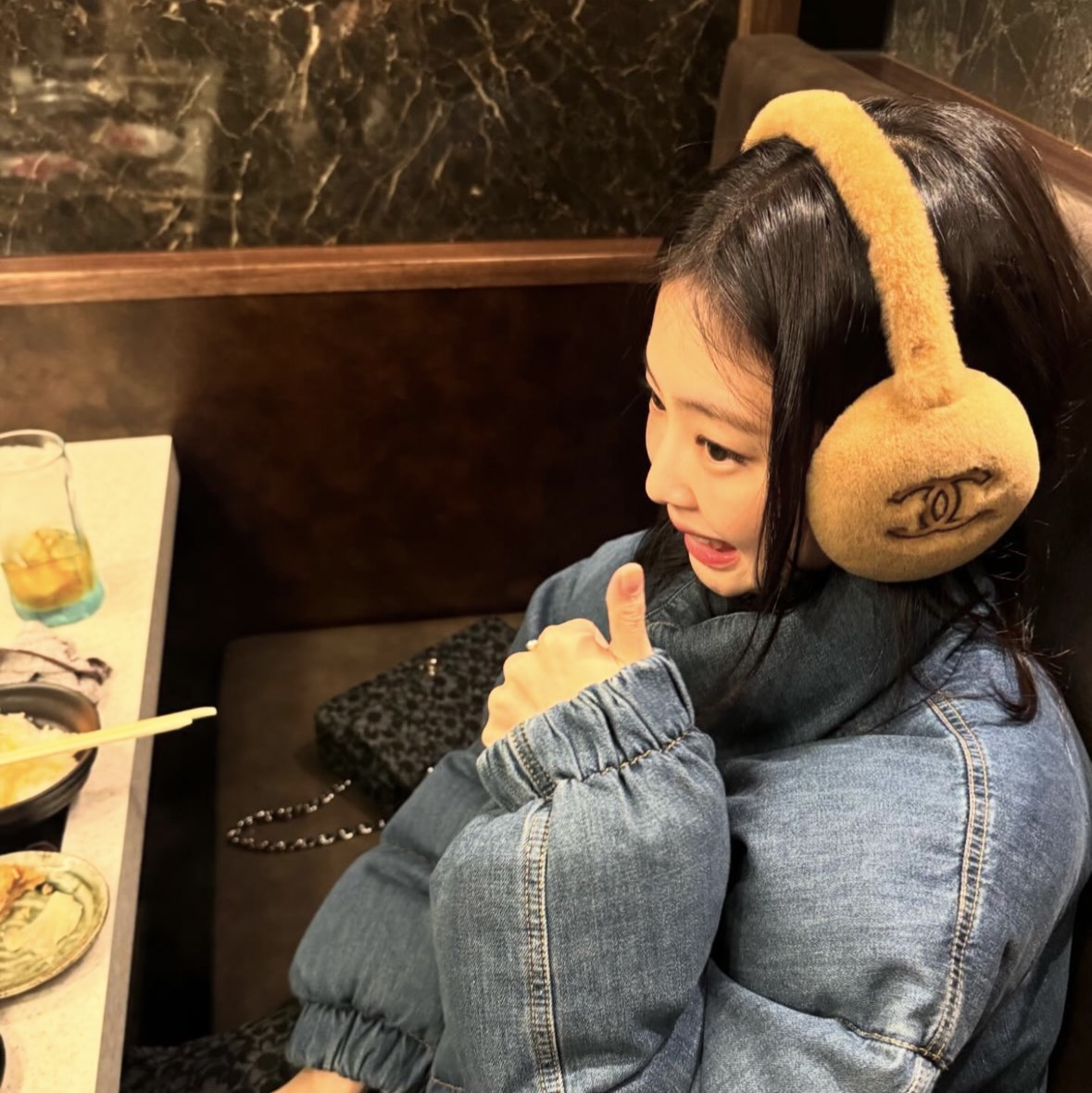 Chanel Earmuffs Shearling Lambskin Beige 착용 스타일 - 2
