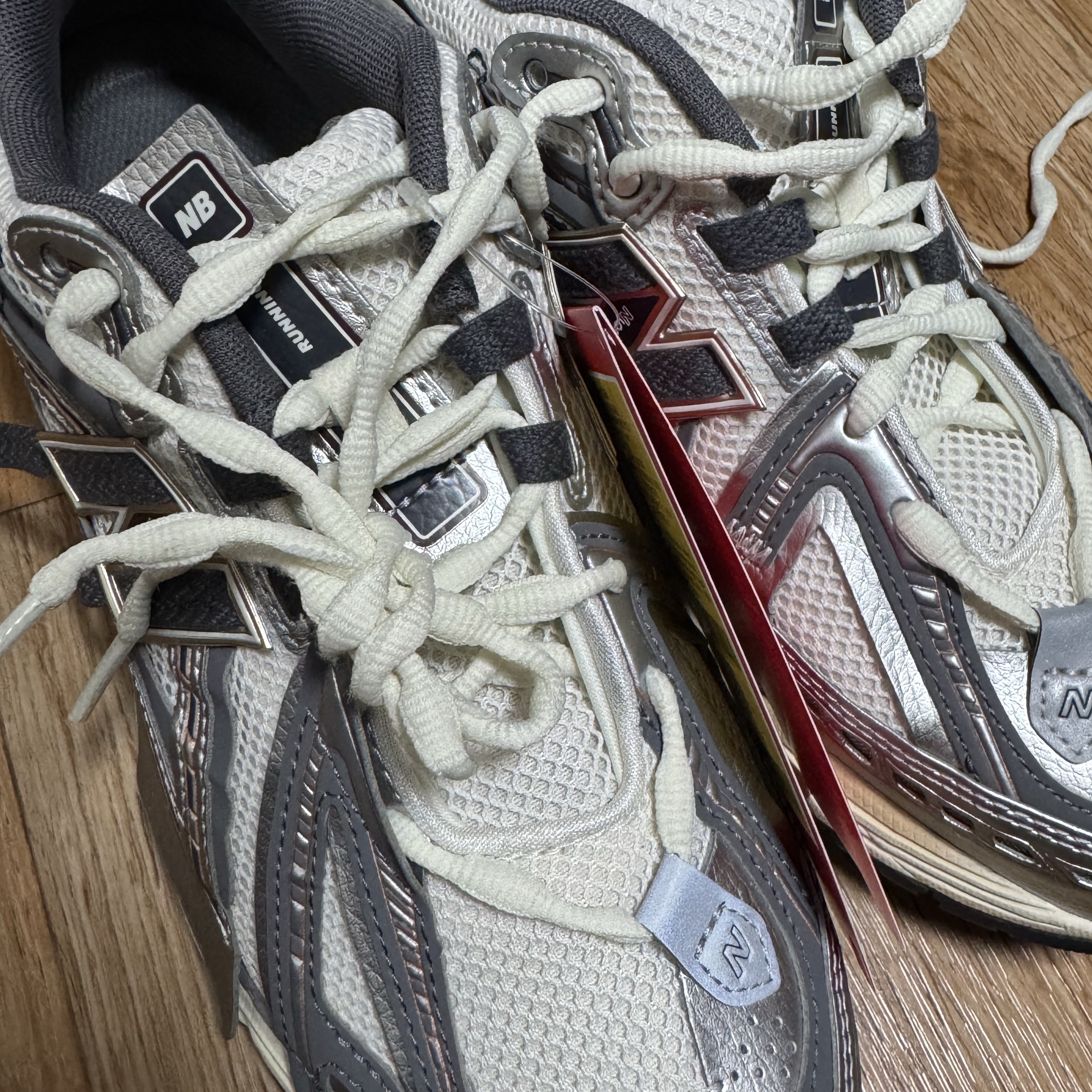 New Balance 1906A Silver Metallic Castlerock 착용 스타일