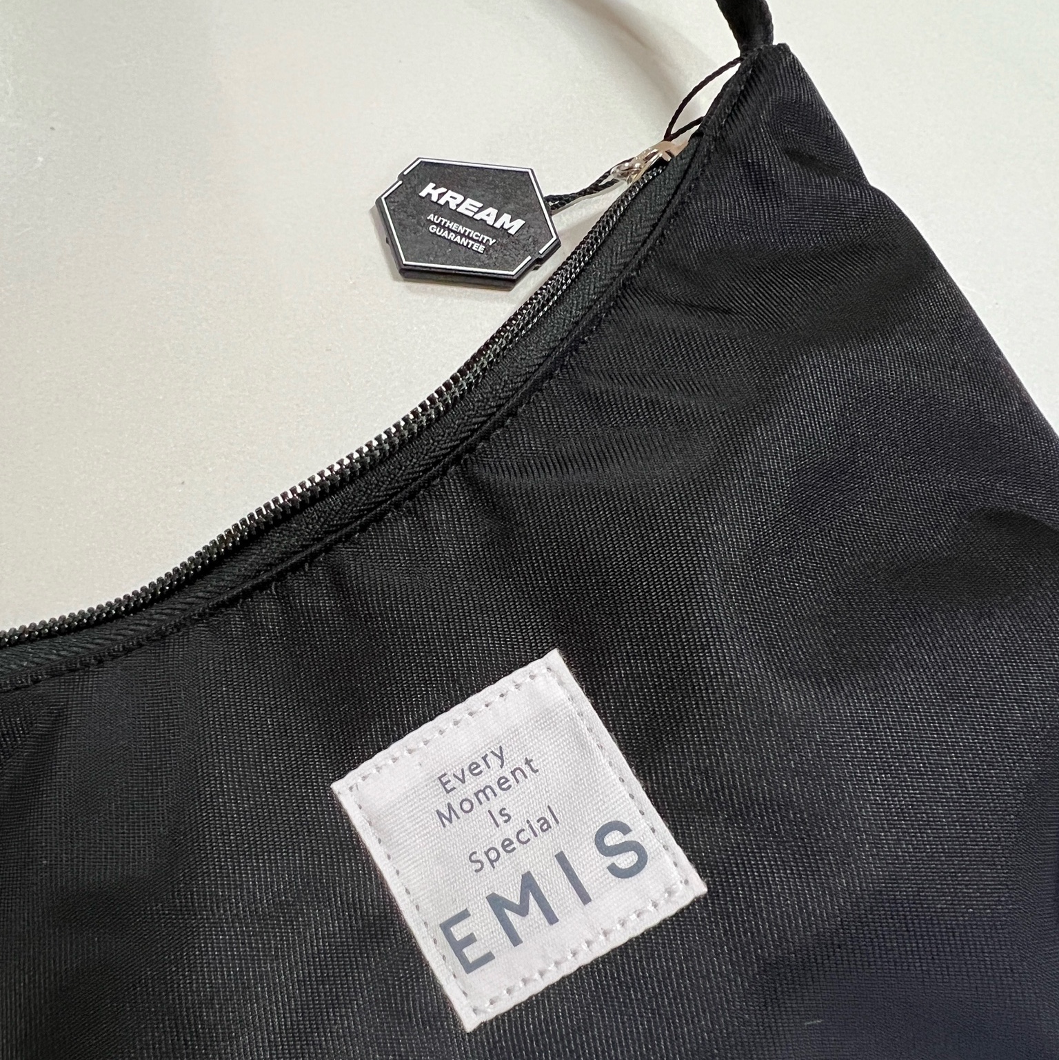 Emis Emis Hobo Bag Black 착용 스타일 - 2