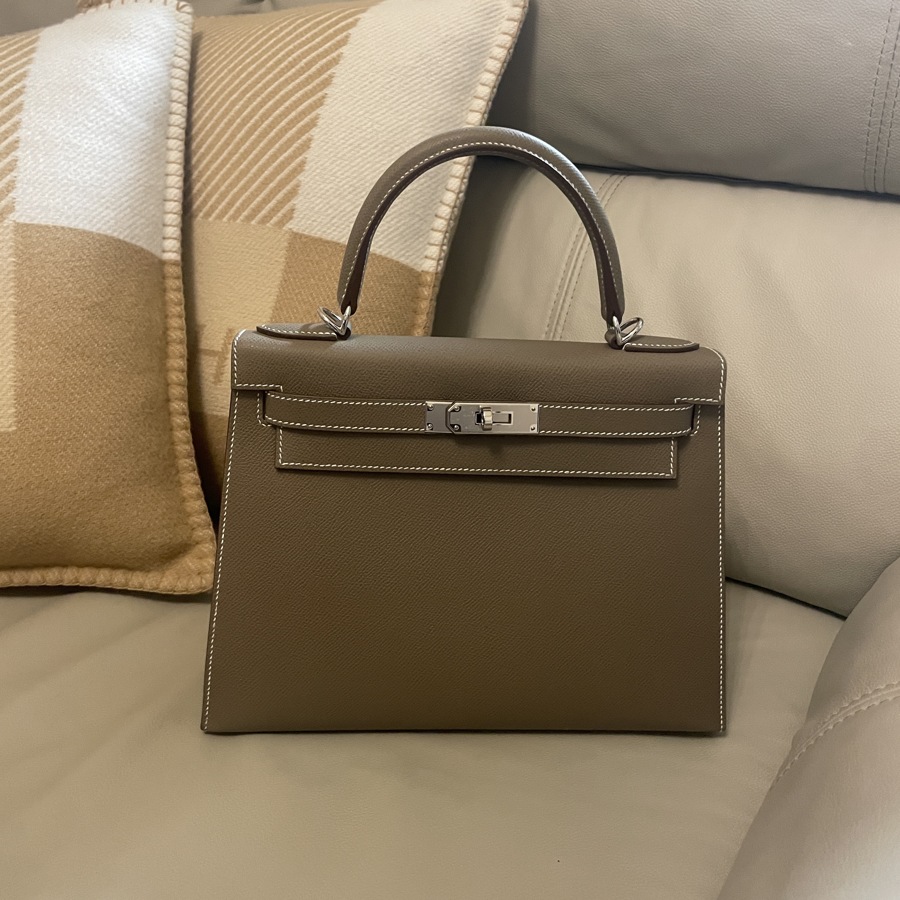 Hermes Kelly 28 Bag Sellier Epsom & Gold Etoupe 착용 스타일